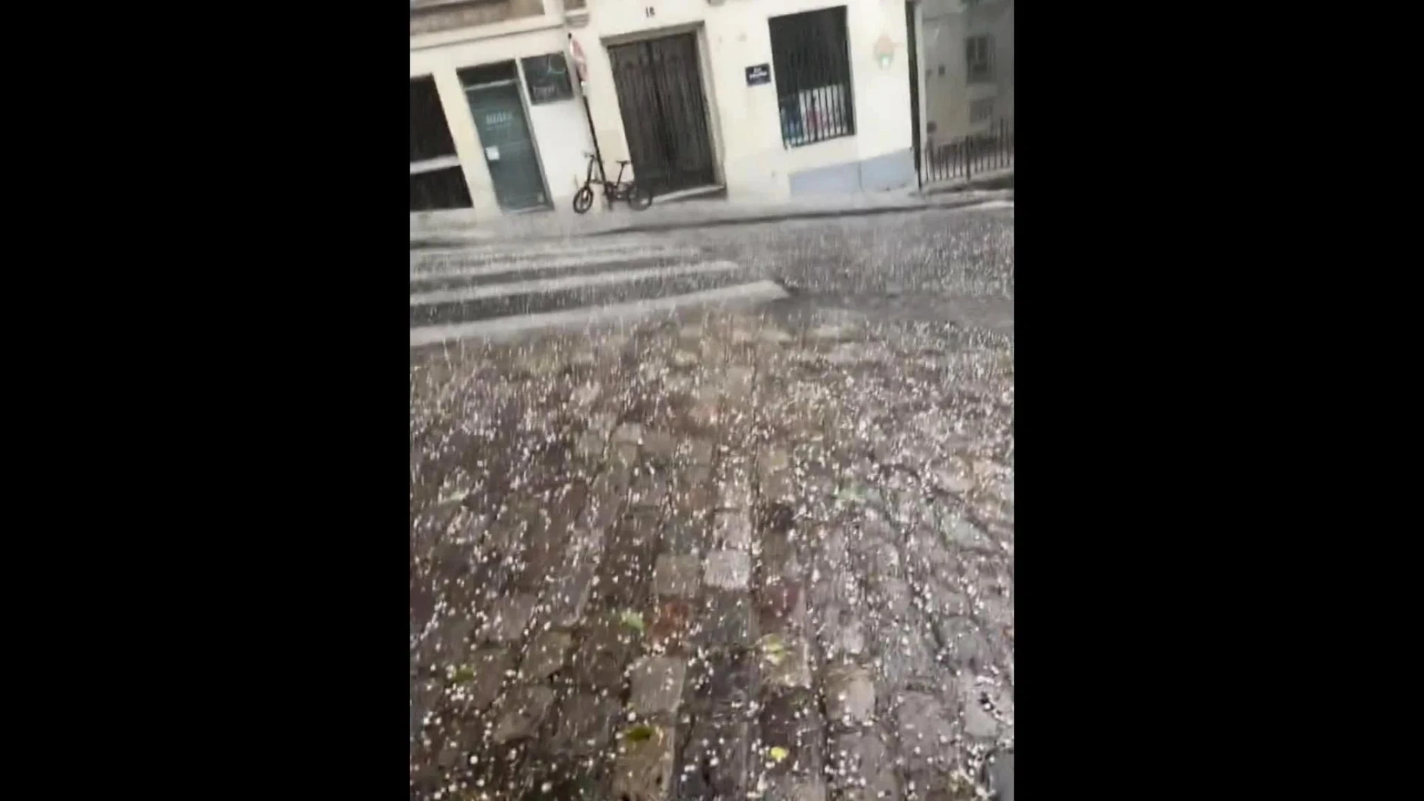 Grandine su Montmartre: violenta tempesta paralizza Parigi. Il video di fronte alla casa di Dalida