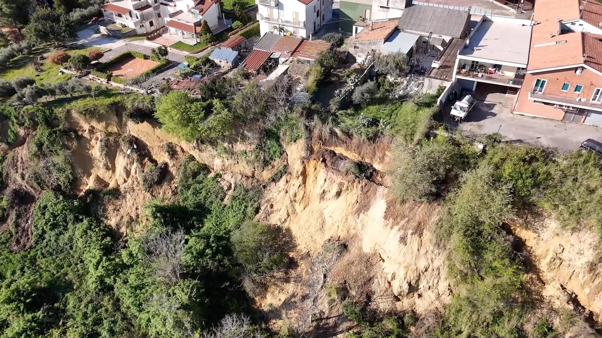Frana in Molise, il drone in volo lungo il fronte di frana a Petacciato