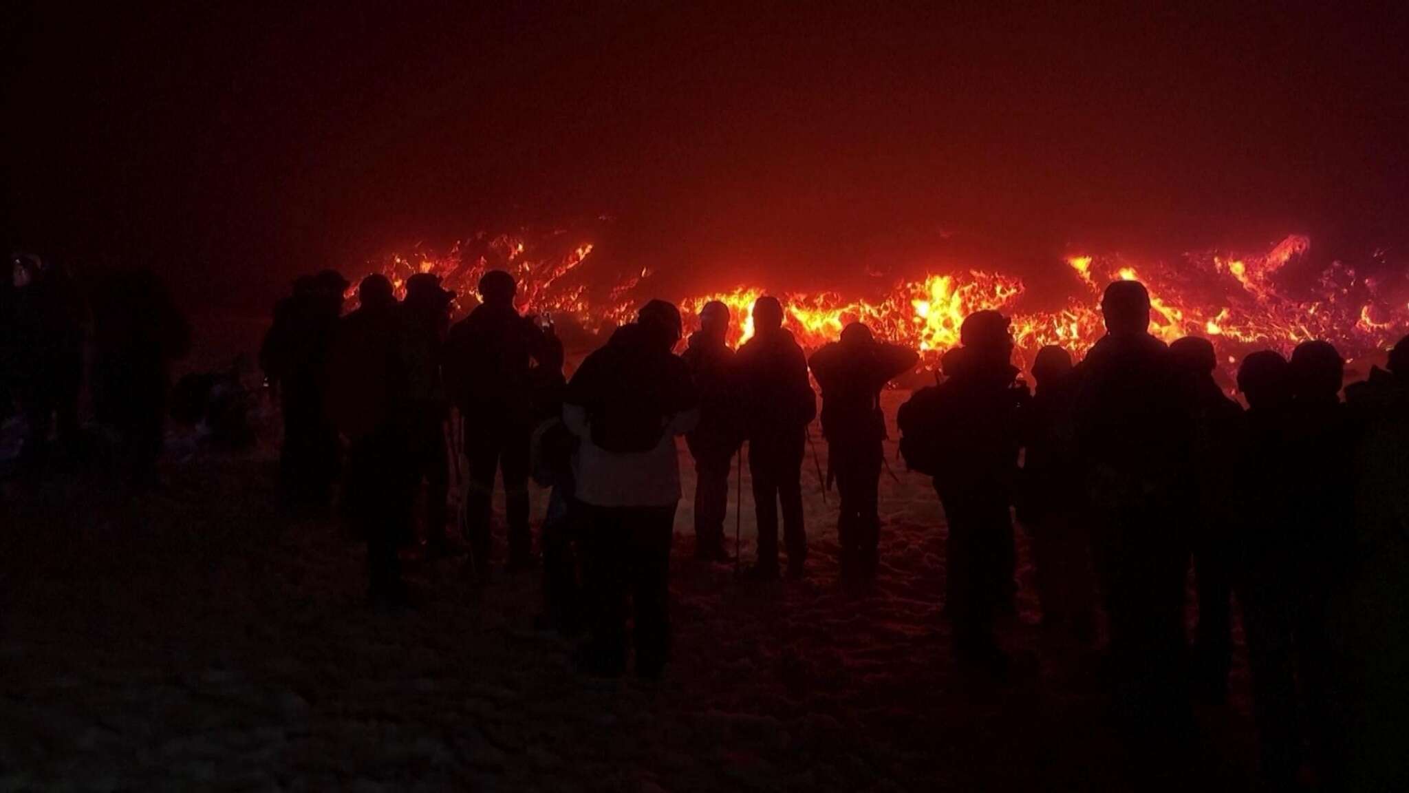 L'assalto dei turisti sull'Etna, i soccorritori: “Arrivano in scarpette”