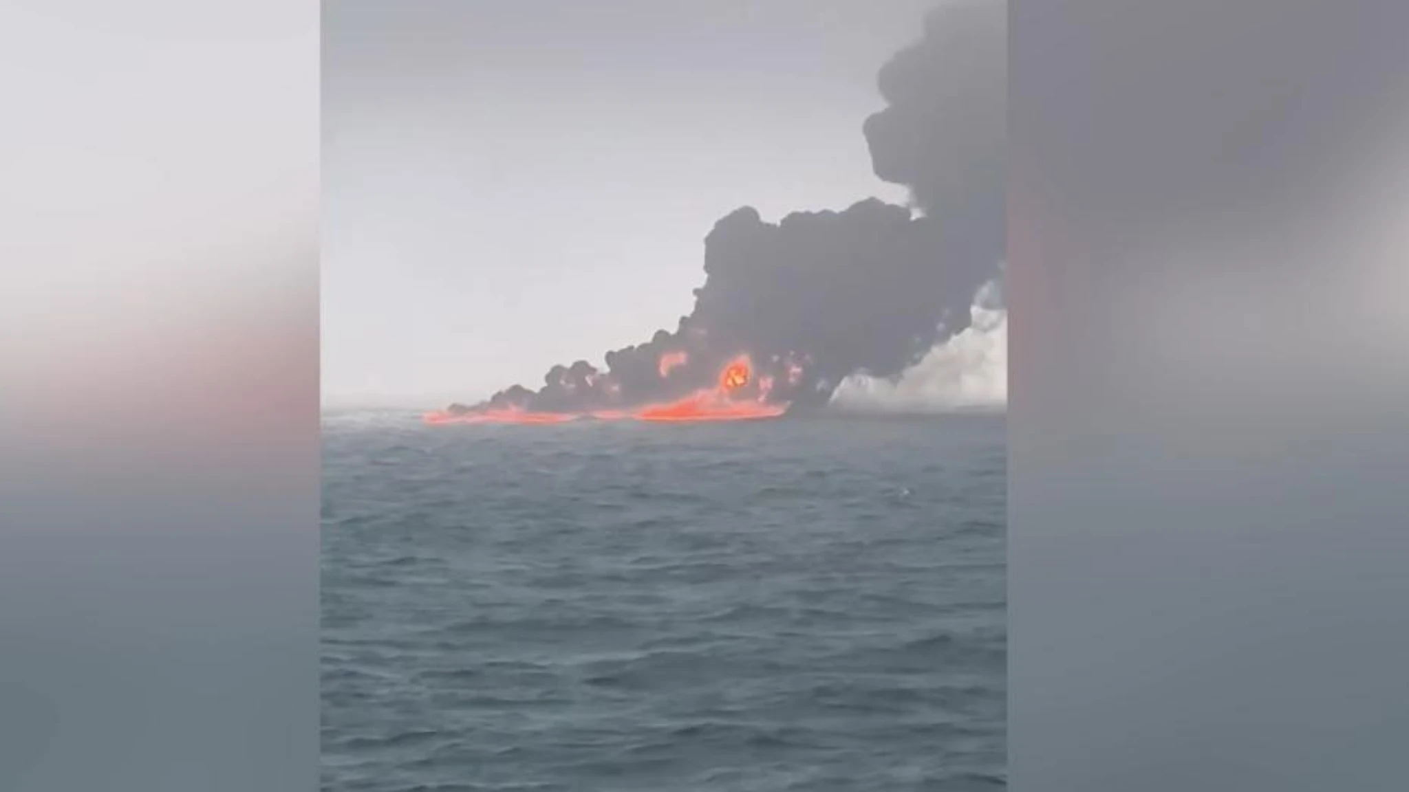 Nebbia, fumo e fiamme: la petroliera dopo la collisione con il cargo nel Mare del Nord