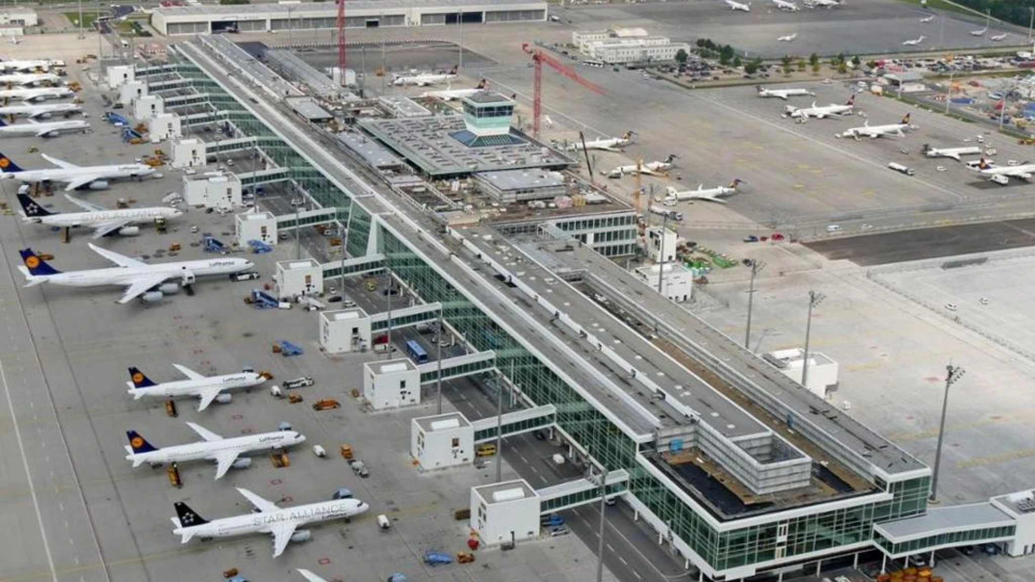 Allarme drone, chiude per un'ora l'aeroporto di Monaco. Polizia: 