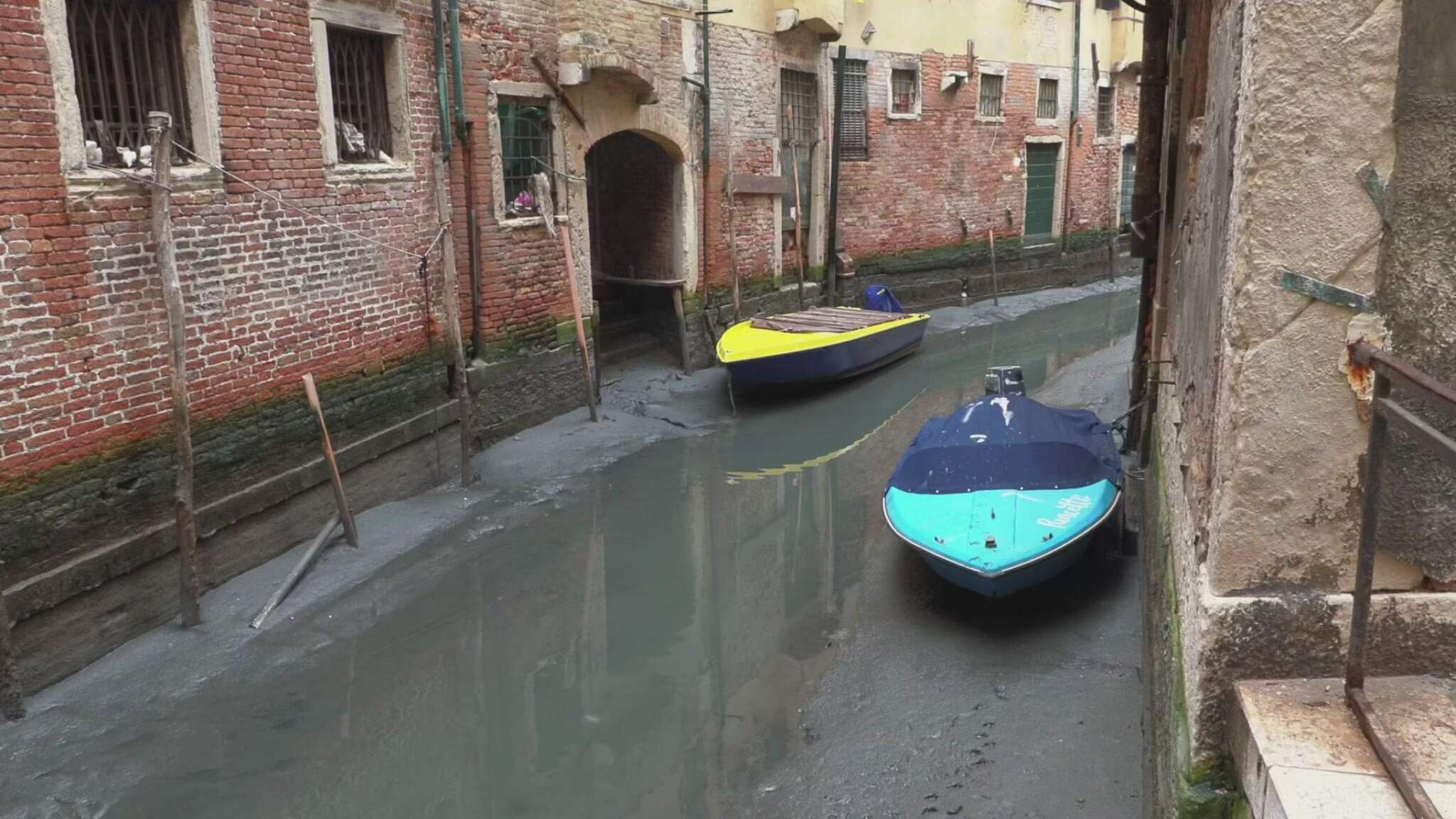 Bassa marea a Venezia, i canali sono in secca: picco a -45 cm