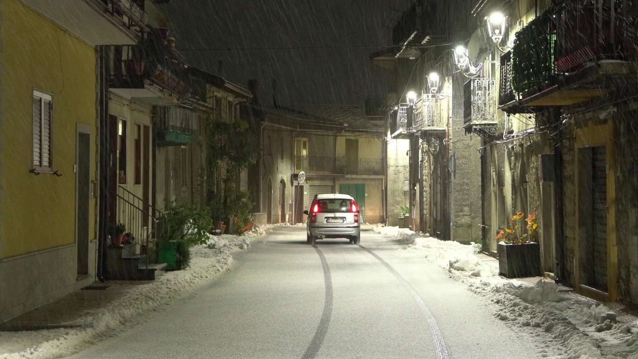 Sicilia, 'neve tonda' in serata su Floresta, nel Messinese