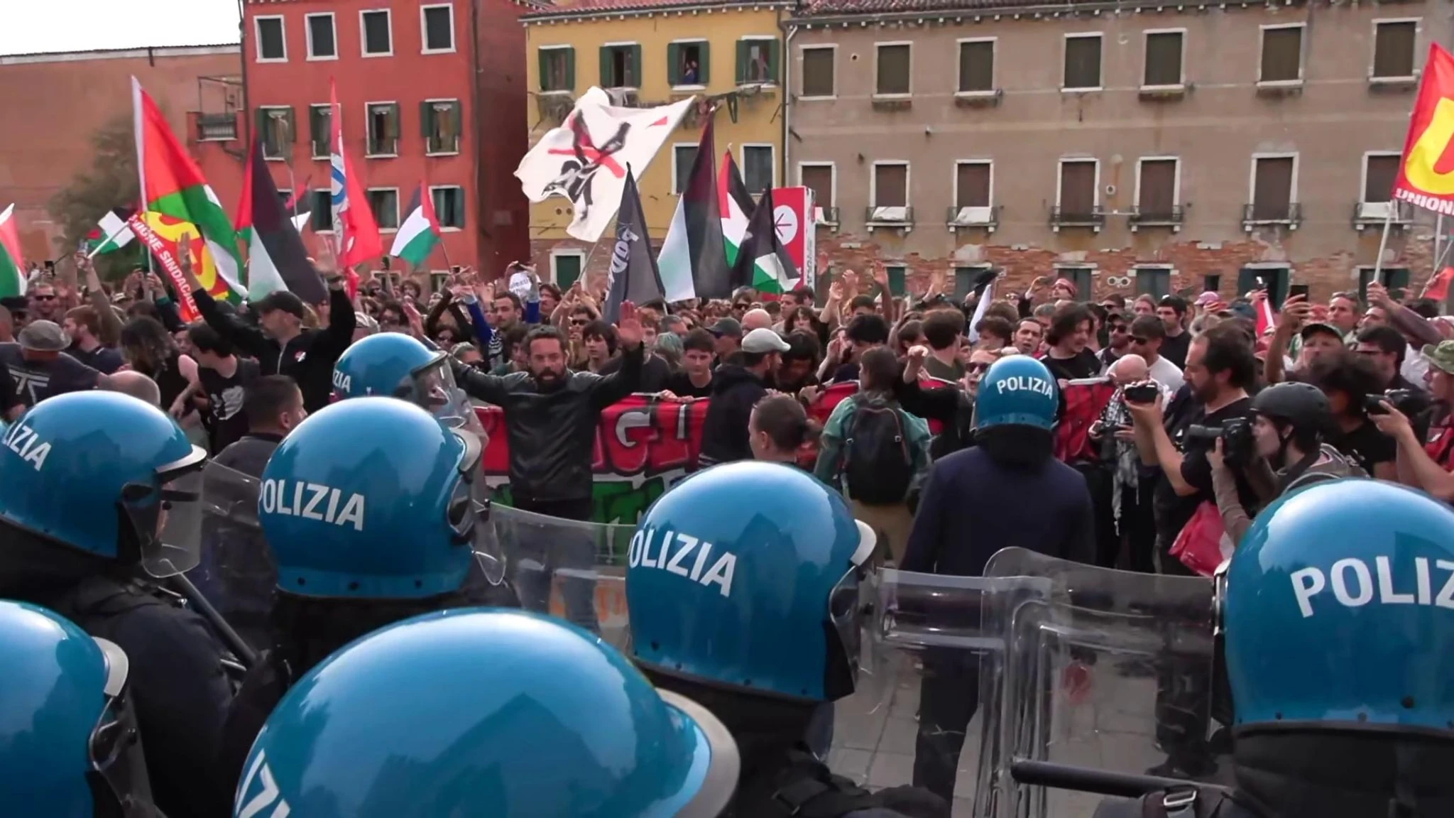 Biennale Venezia, scontri tra polizia e manifestanti contro padiglione Israele