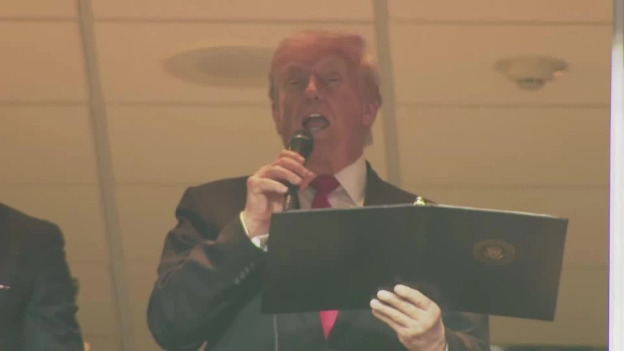 Donald Trump allo stadio: contestazioni e cori durante la partita di NFL