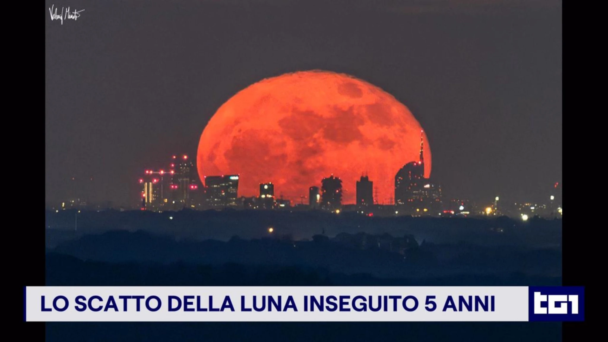 Lo scatto della Luna inseguito per 5 anni: l'alba lunare a Milano
