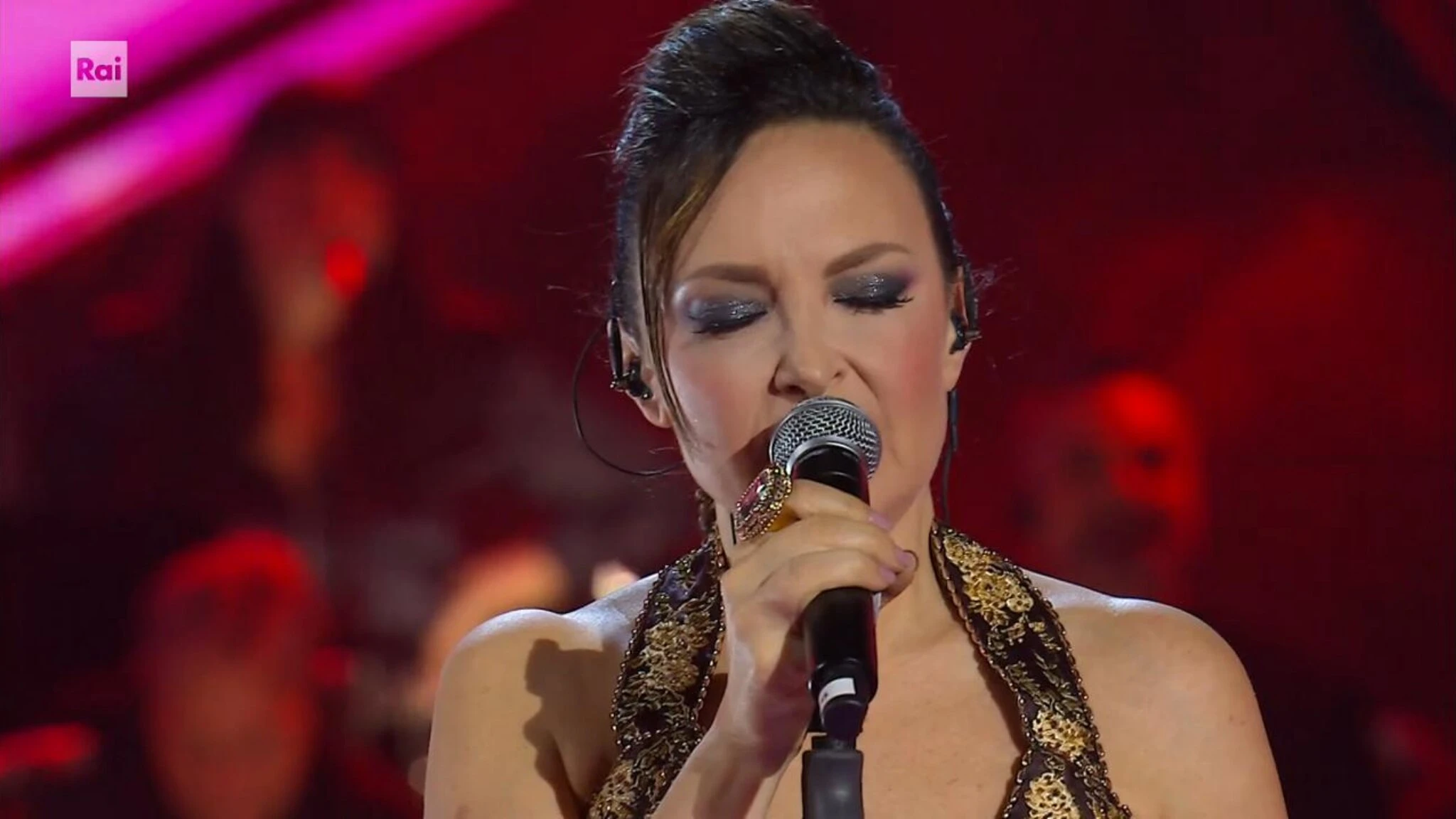 Ora o Mai Più, Carlotta canta 