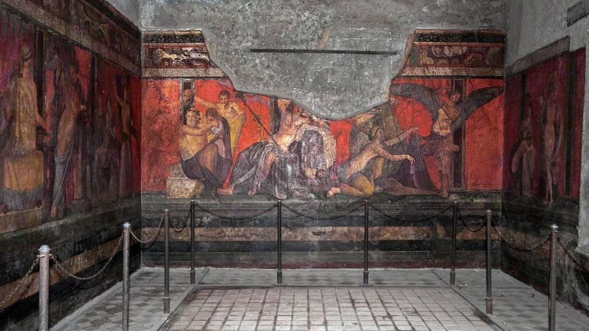 Pompei restituisce un'altra meraviglia: grande affresco a tema dionisiaco in una sala per banchetti