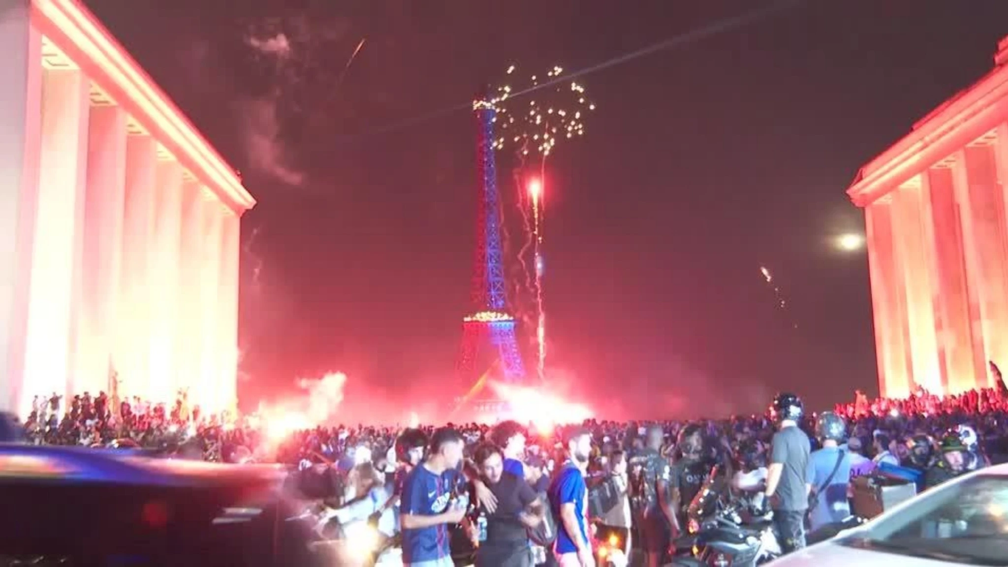Parigi festeggia il PSG: Tour Eiffel illuminata