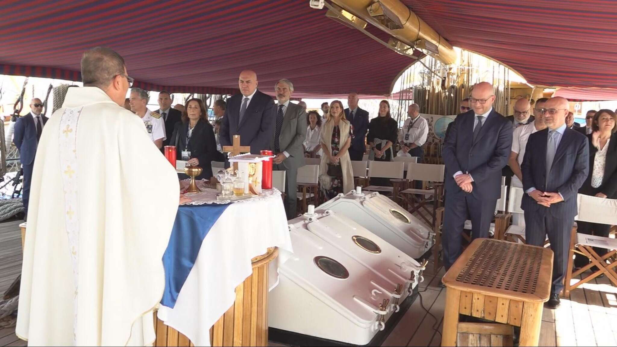 Tour mondiale di nave Vespucci, il presidente della Camera Fontana e il ministro Crosetto a bordo