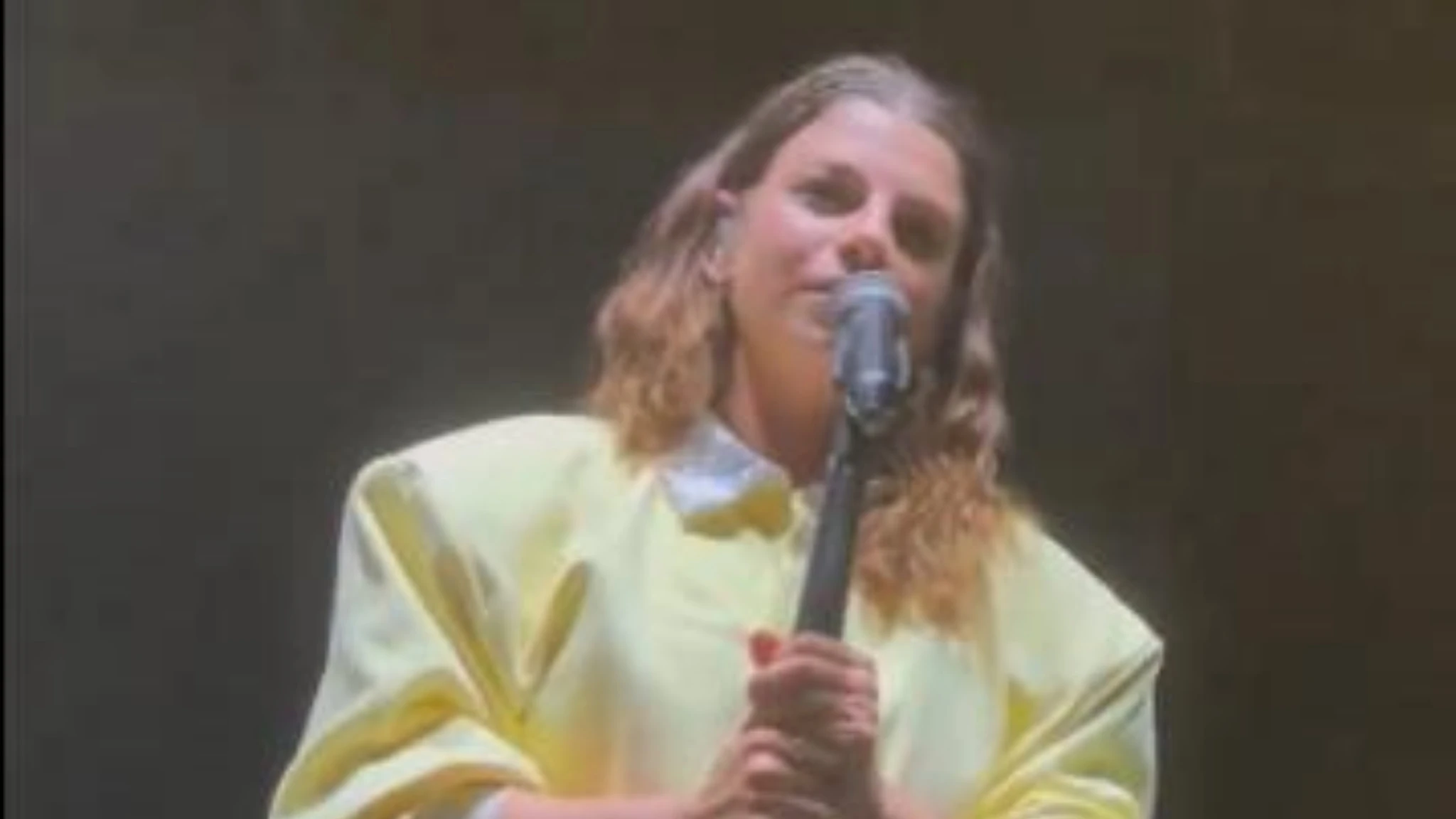 Emma Marrone dal palco lancia il suo appello contro il body shaming: 