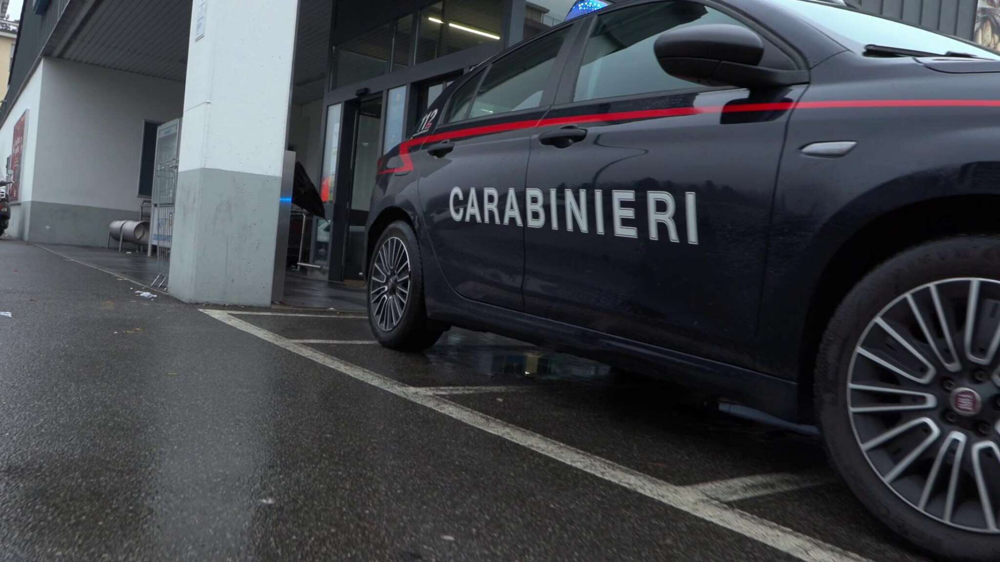 Donna accoltellata a Seriate: carabinieri davanti al supermercato