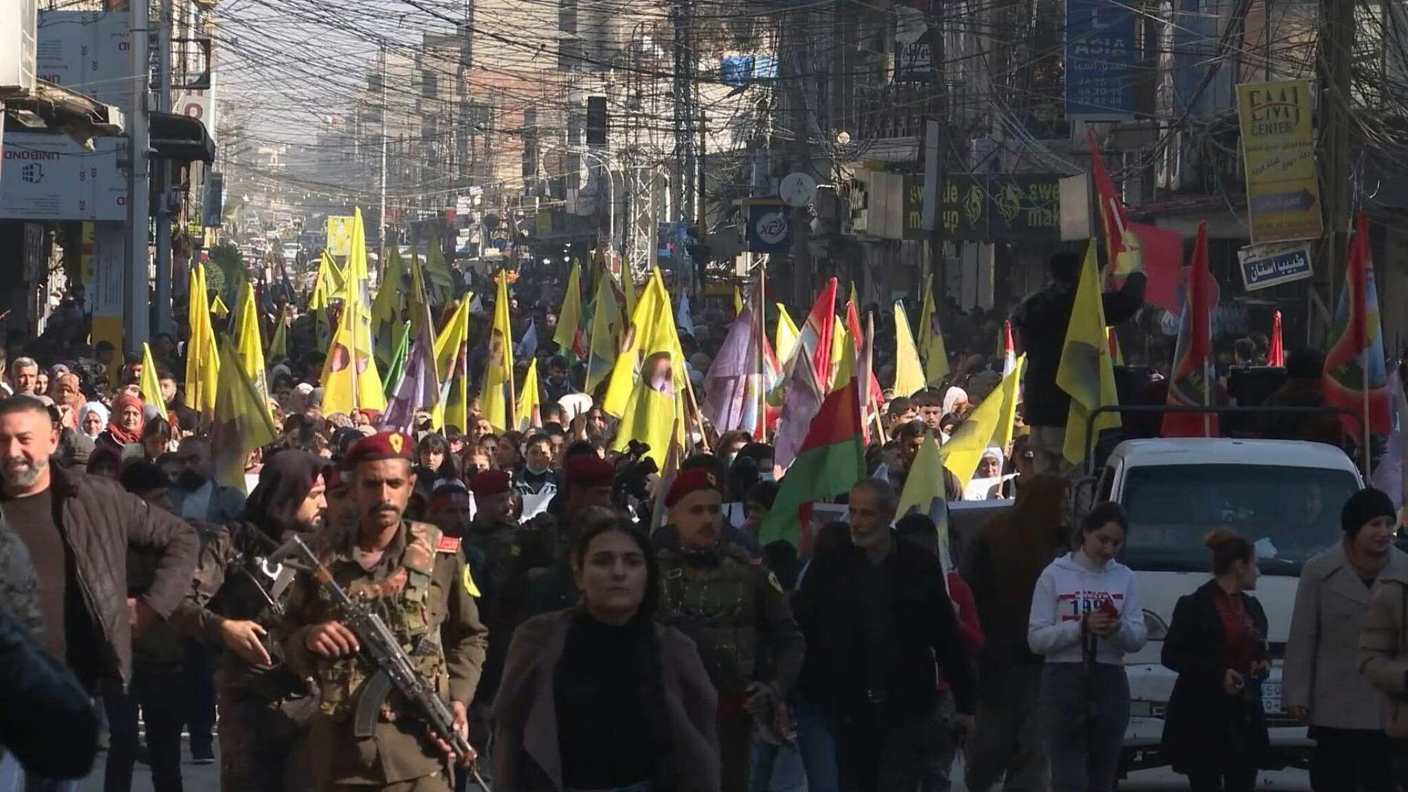 Curdi siriani sfilano in corteo contro l'offensiva sunnita nel nord-est del paese