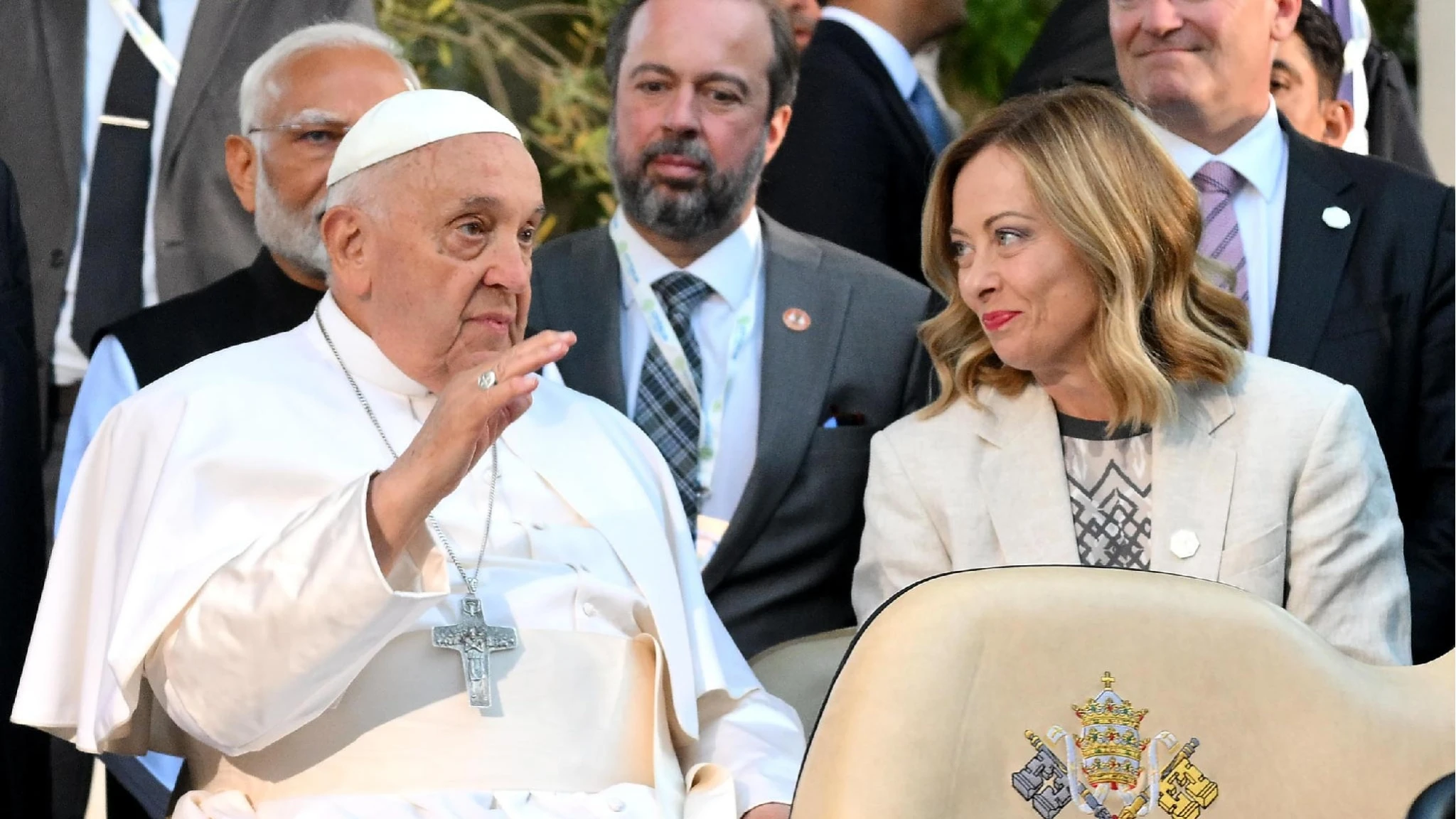 G7, foto di gruppo col Papa per i leader: Francesco arriva in golf car con Giorgia Meloni