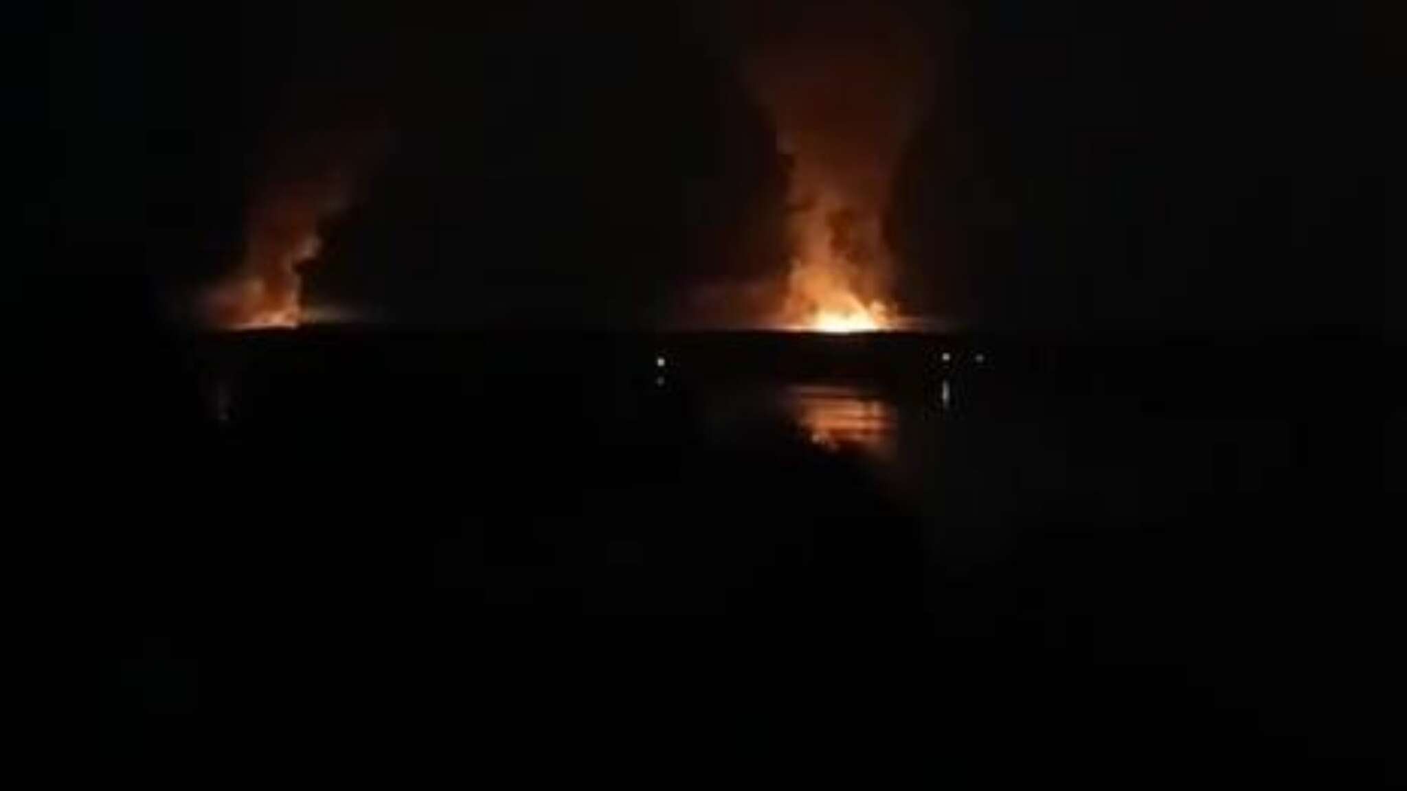 Fragore di esplosioni multiple all'orizzonte: l'attacco notturno di droni a Toropka in Russia: video