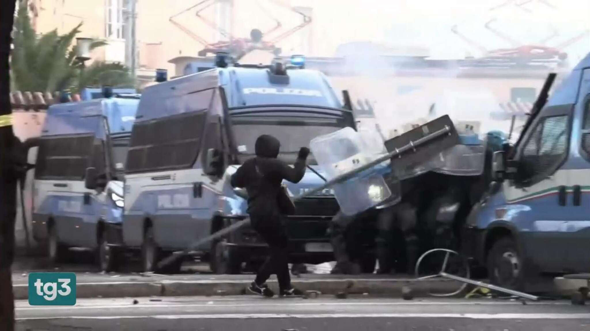 Manifestazione pro Palestina, la rabbia esplode per il corteo negato: l'ala violenta della piazza