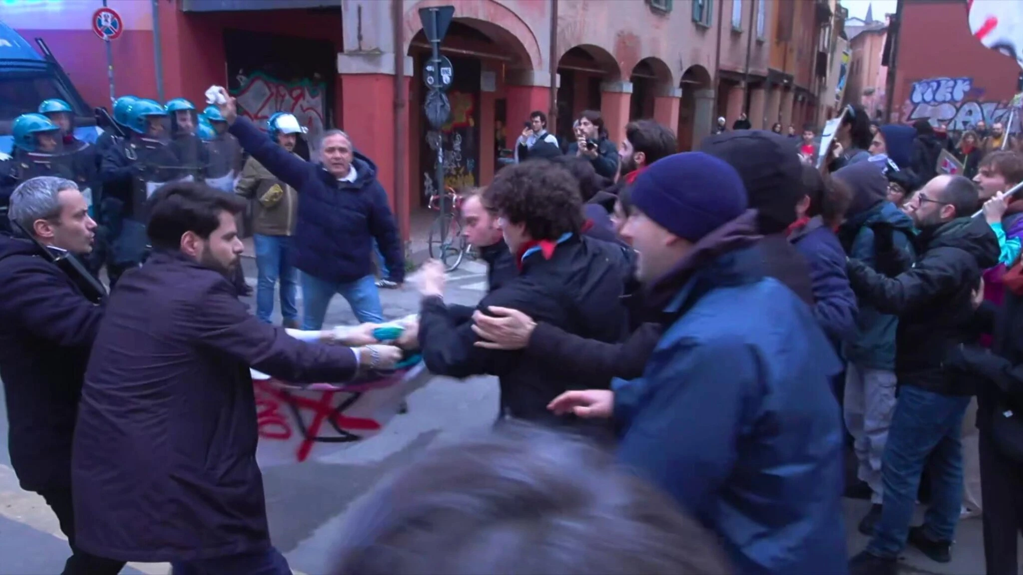 Bologna, spintoni tra Digos e i manifestanti contro la Lagarde
