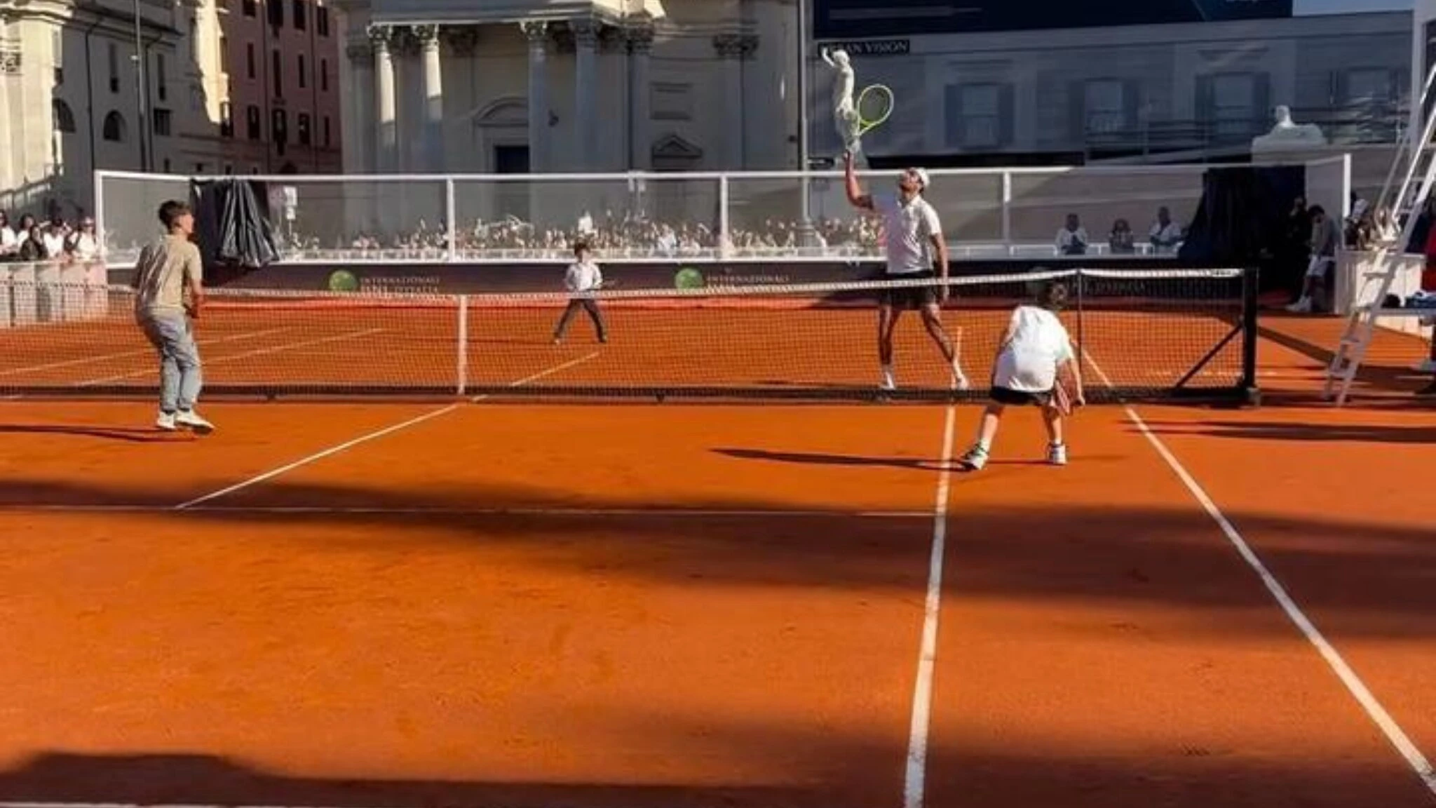 L'emozione dei giovani tennisti, Berrettini a piazza del Popolo gioca il doppio con i piccoli fan