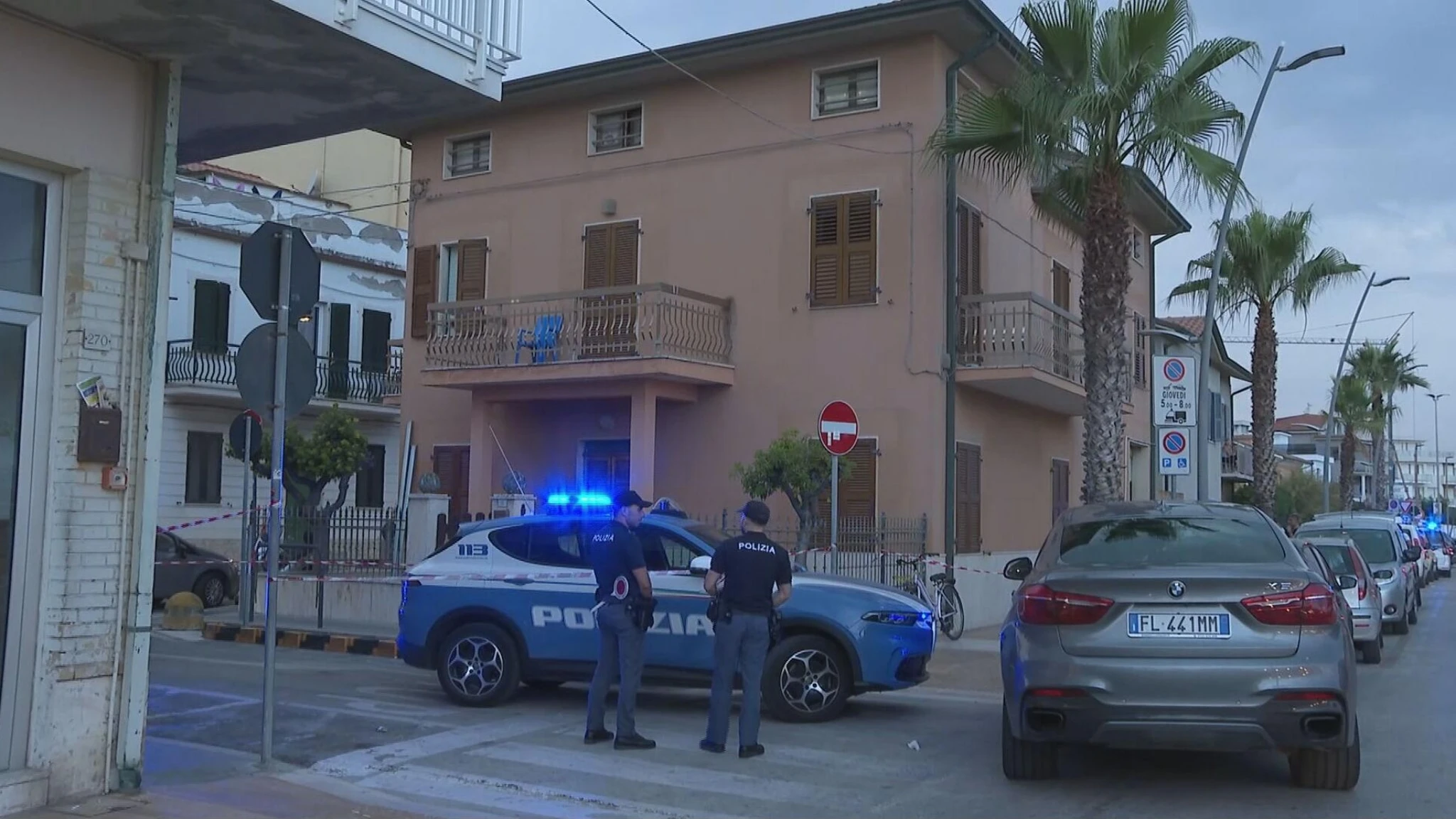 Muore accoltellato in casa, si sospetta la compagna
