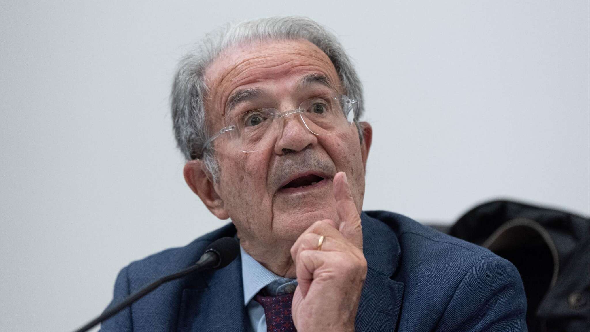 Ue, Prodi sul riarmo: 