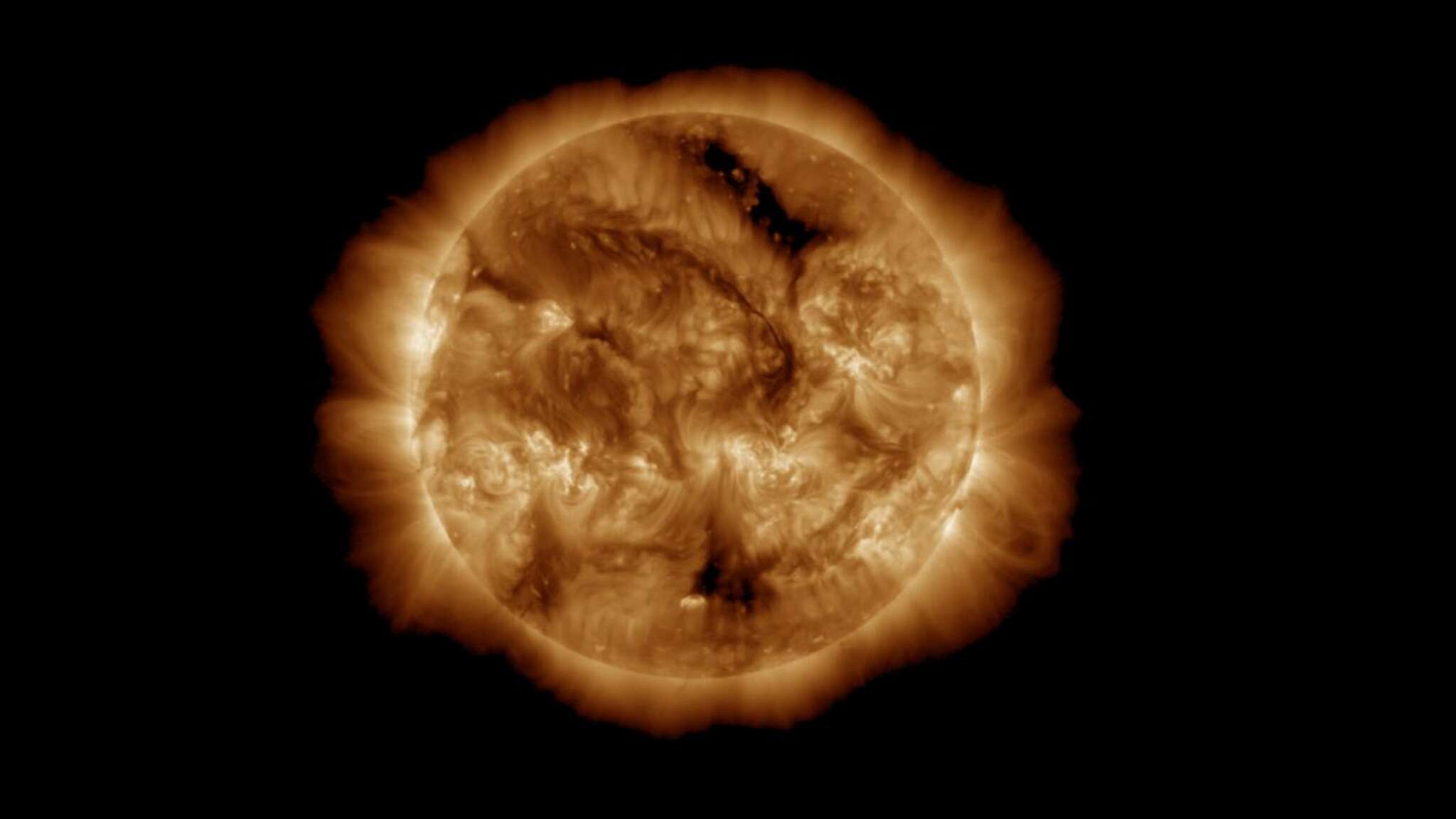 Forte tempesta geomagnetica raggiunge la Terra, aurore visibili anche a basse latitudini