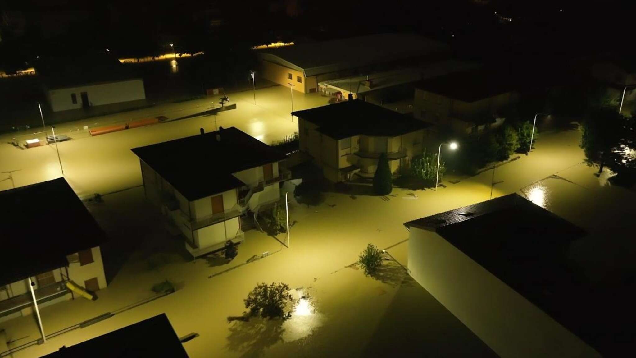 Faenza, le strade nella notte invase da acqua e fango. Le immagini dal drone 