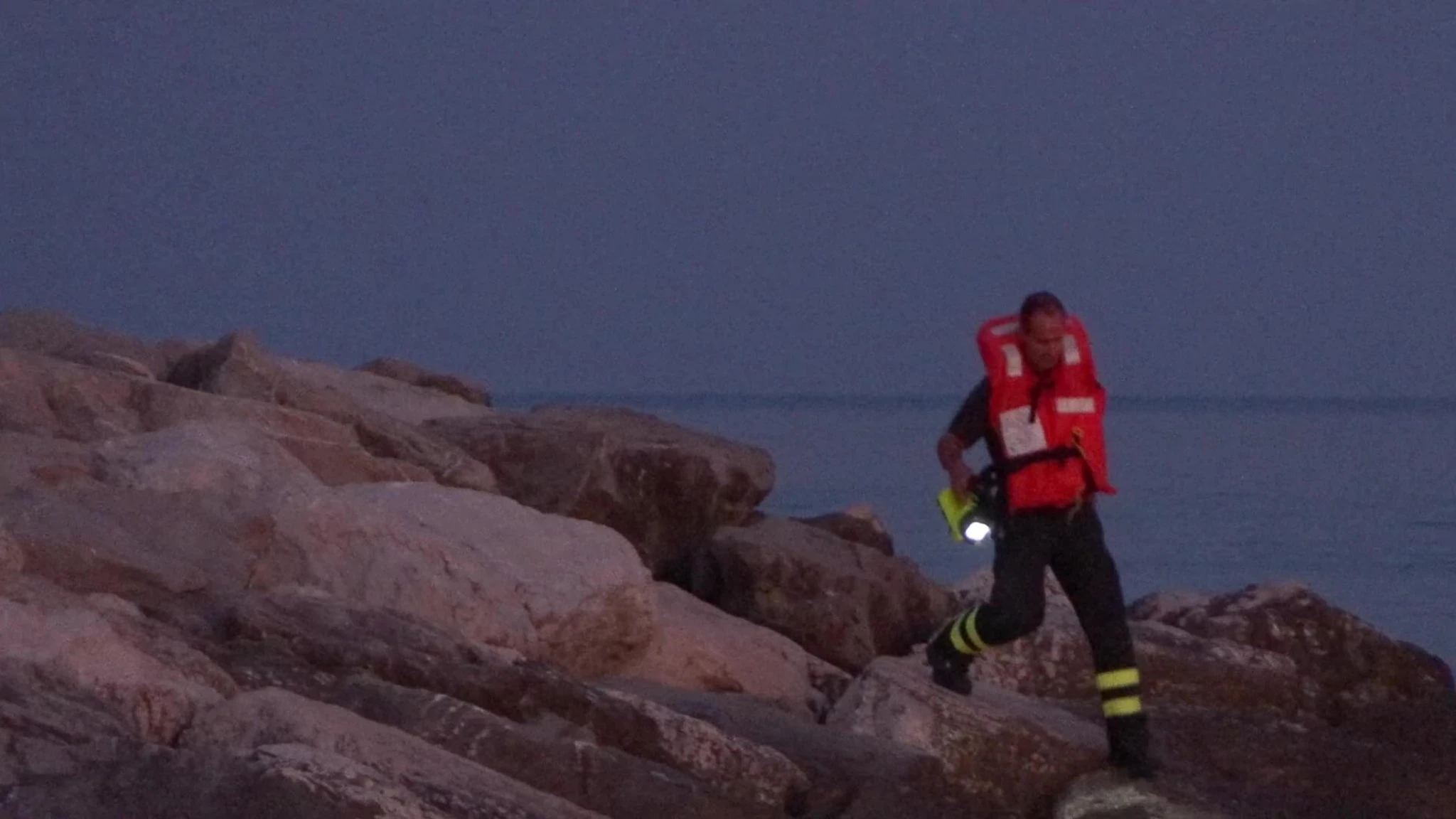 Proseguono anche al buio le ricerche del bambino scomparso in mare a Cavallino Treporti
