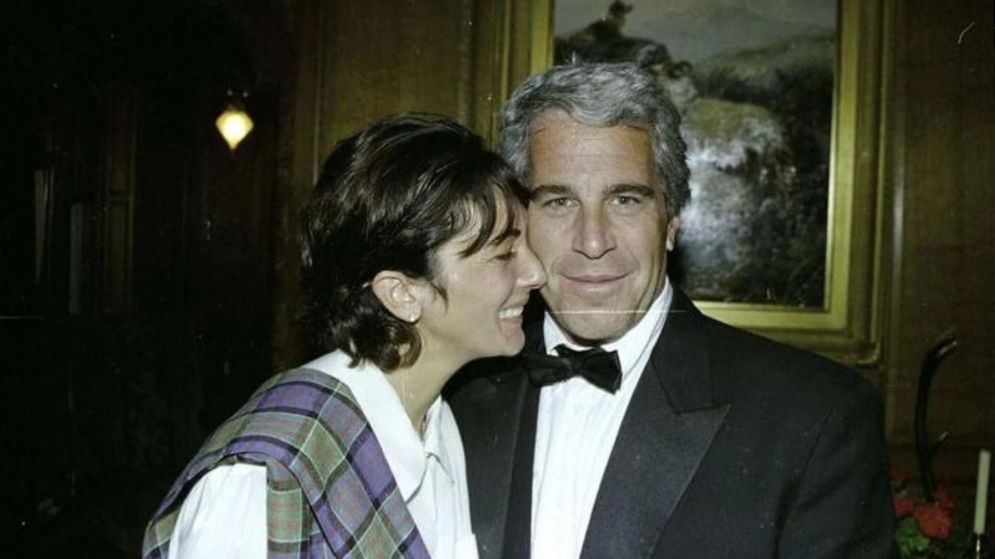 Camera rinvia testimonianza di Ghislaine Maxwell. La donna trasferita in carcere 'soft': è polemica
