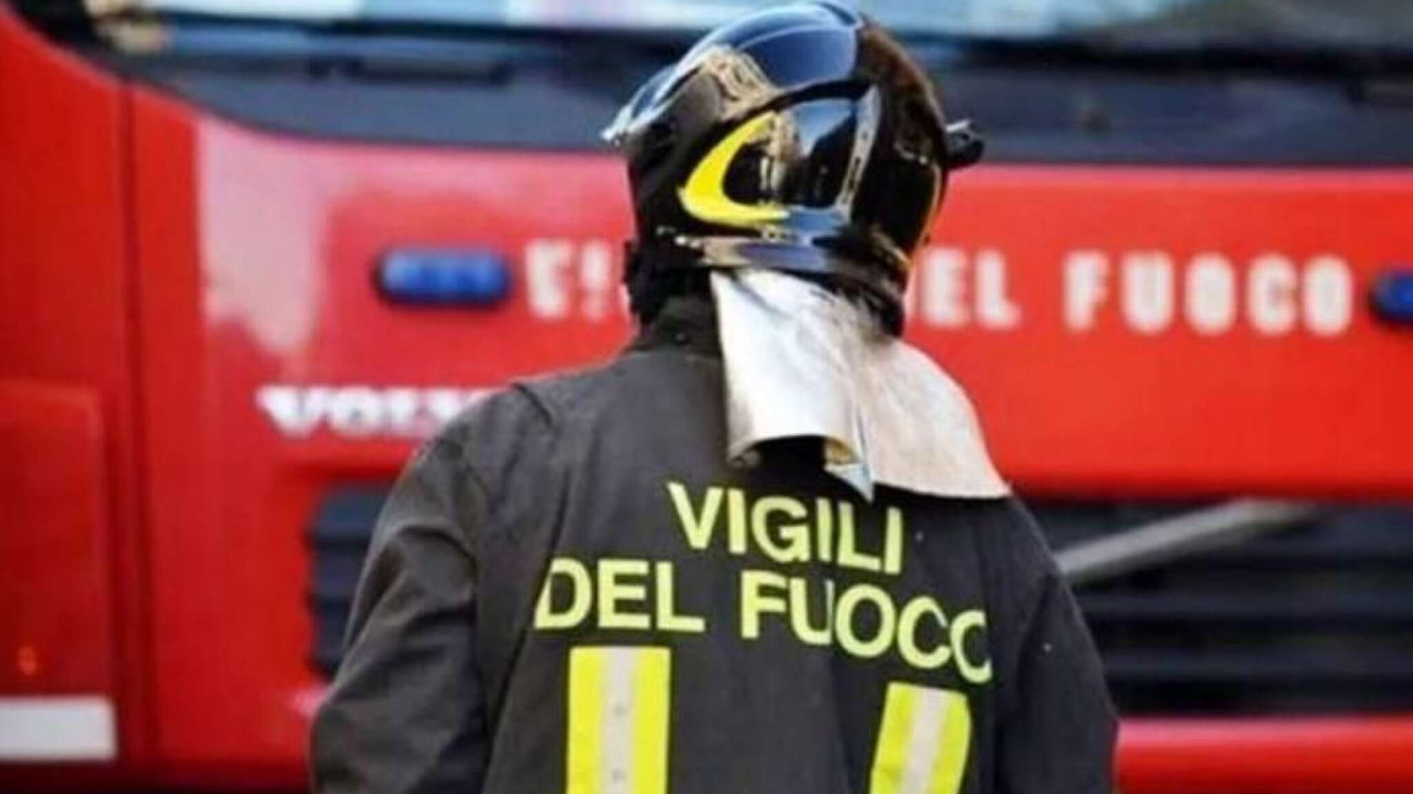 Cervignano, incendio di auto nel parcheggio di un condominio: 32 intossicati