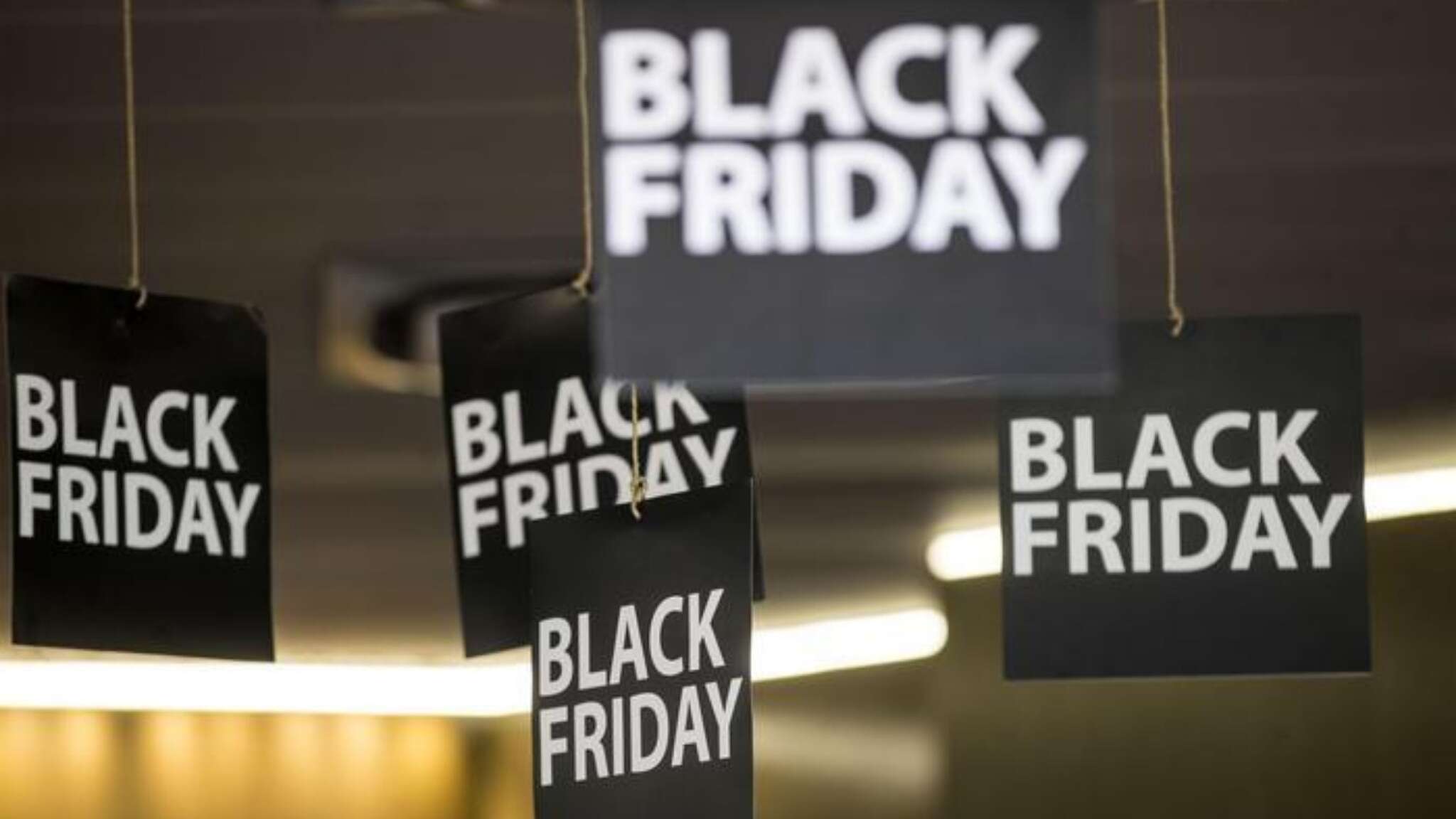 Regali e Black Friday, sale l'attesa per gli sconti: 