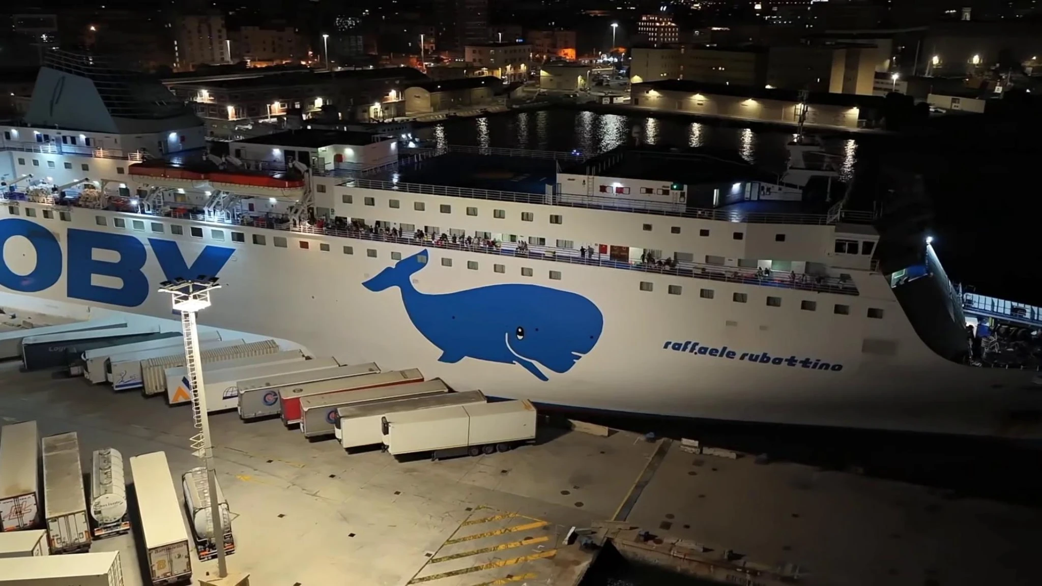 Il rogo sulla nave Rubattino da Palermo, il video dal drone dell'attracco