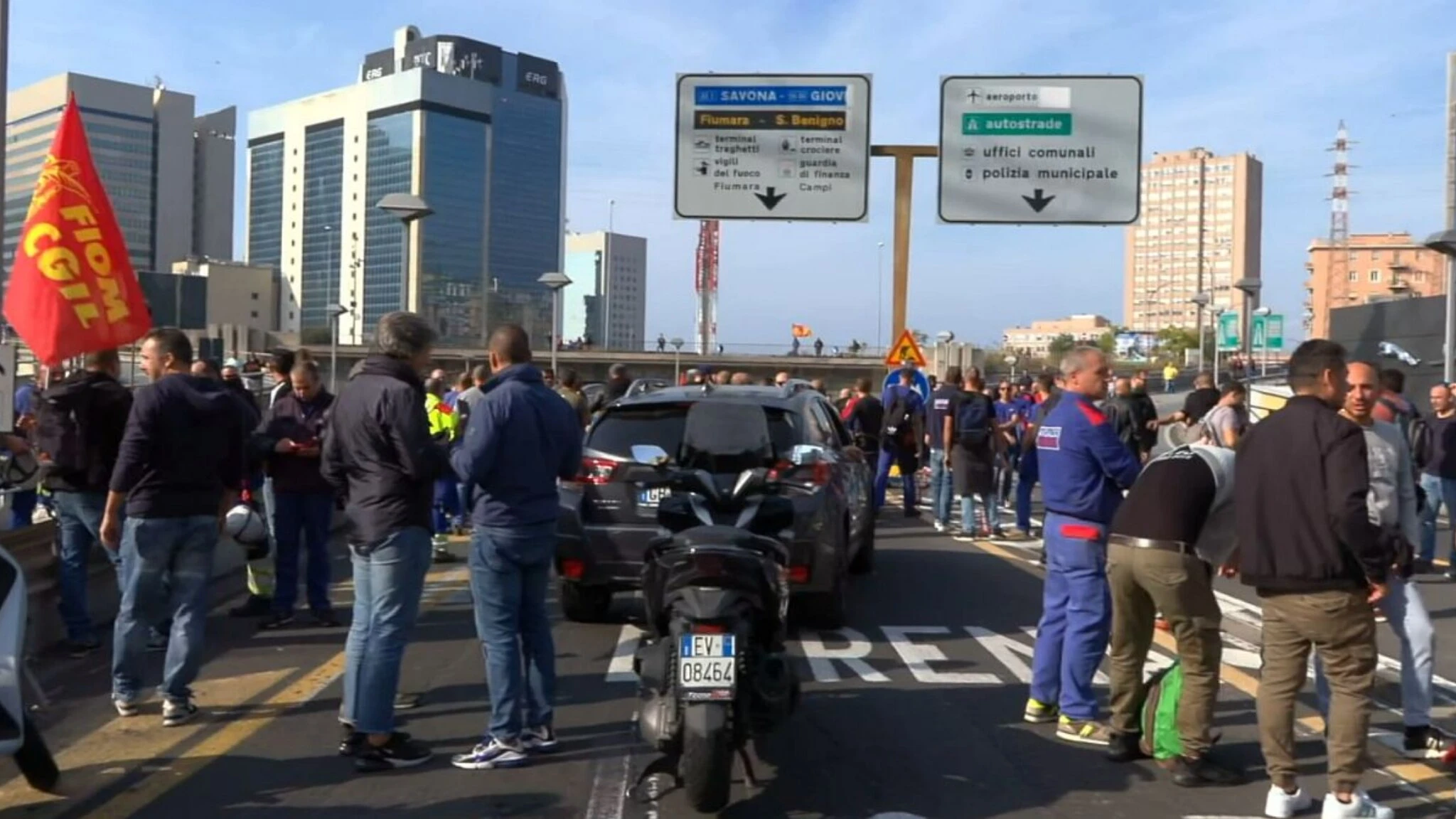 Il caos sull'autostrada: lavoratori dell'Ansaldo bloccano l'ingresso, traffico in tilt a Genova