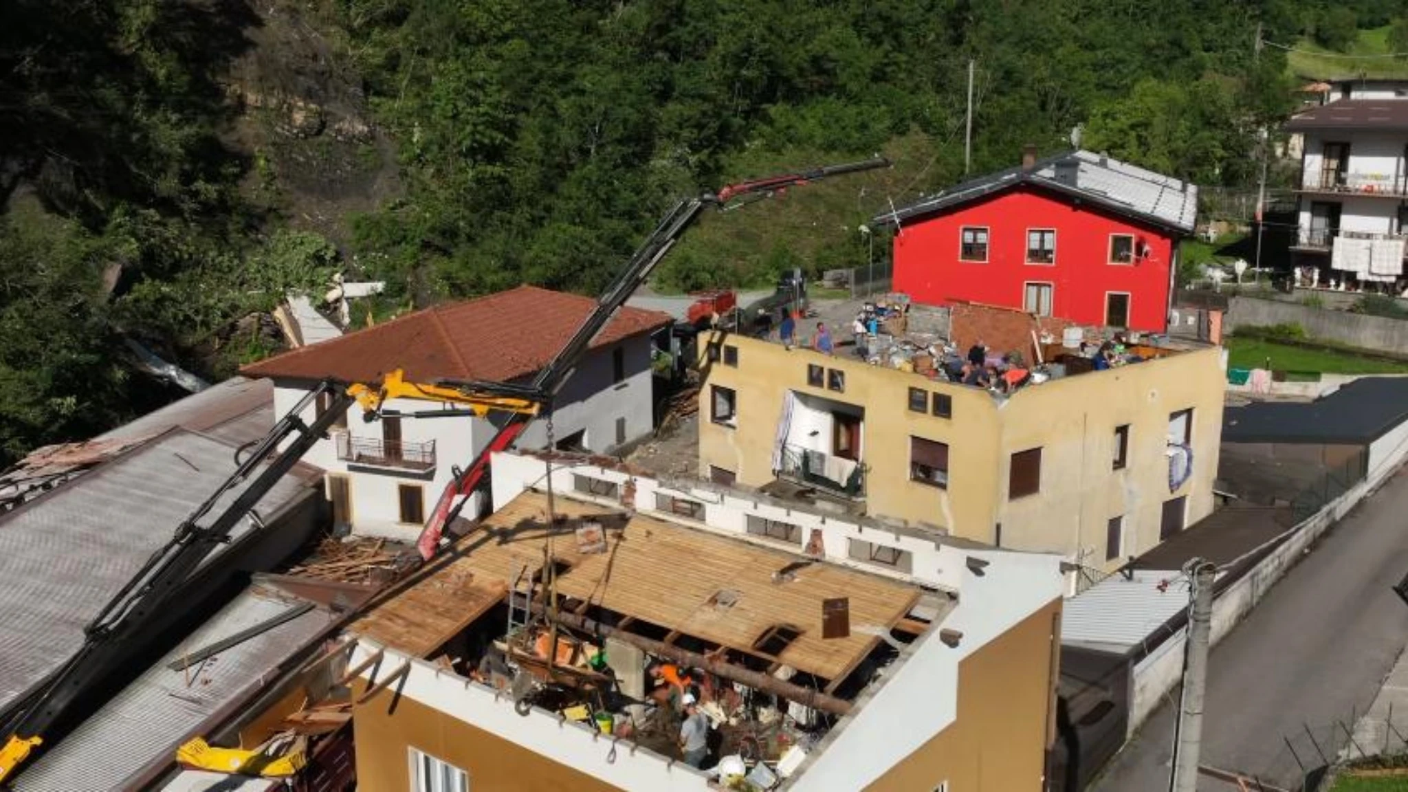 Maltempo, tetti scoperchiati in Val Seriana: le immagini dal drone