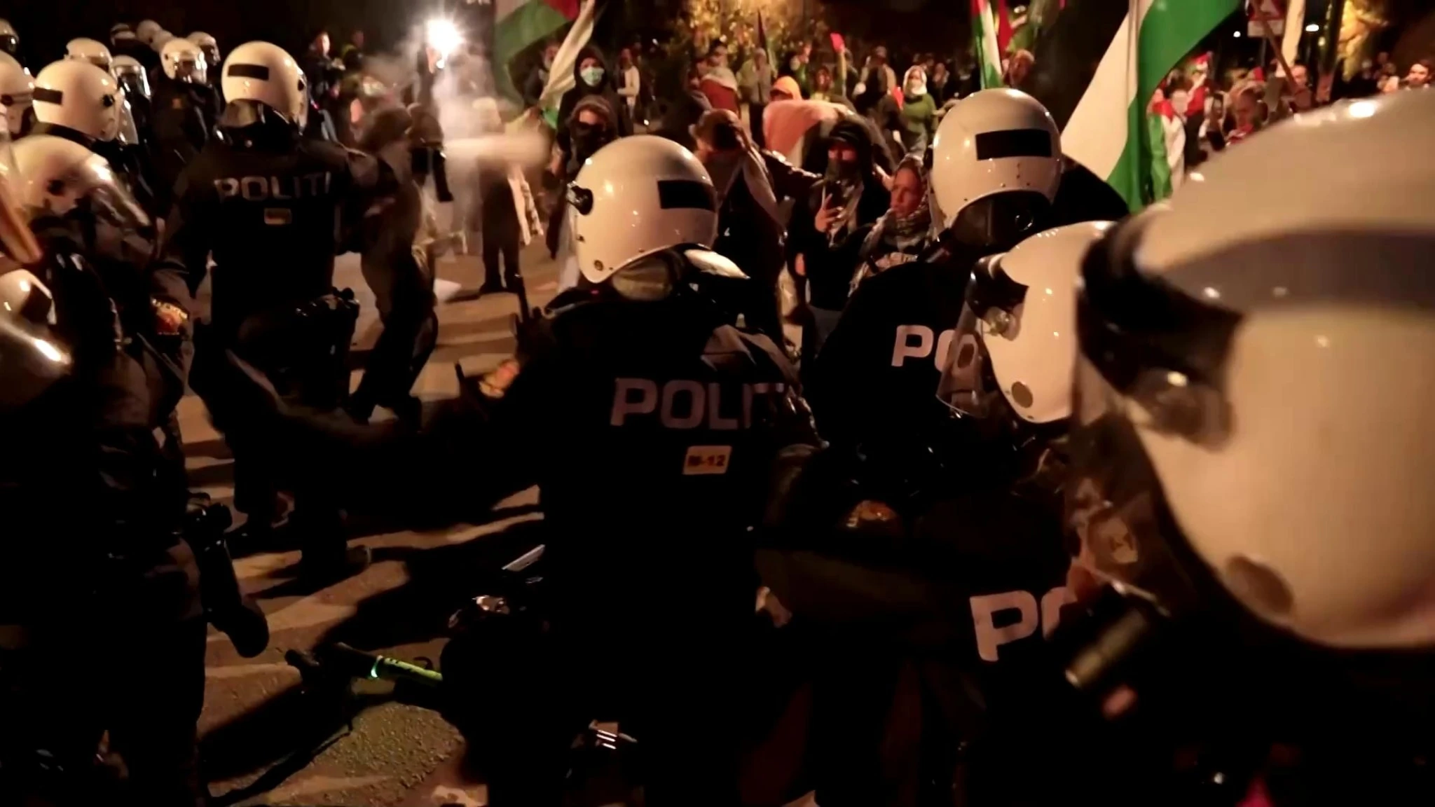 La polizia di Oslo usa gas lacrimogeni durante le proteste intorno al match Norvegia-Israele
