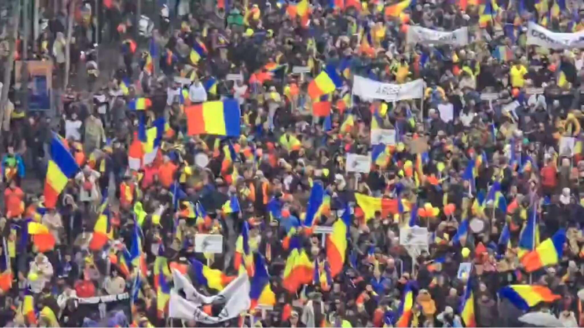 Romania, migliaia di manifestanti in strada protestano contro il governo e l'arresto di Georgescu