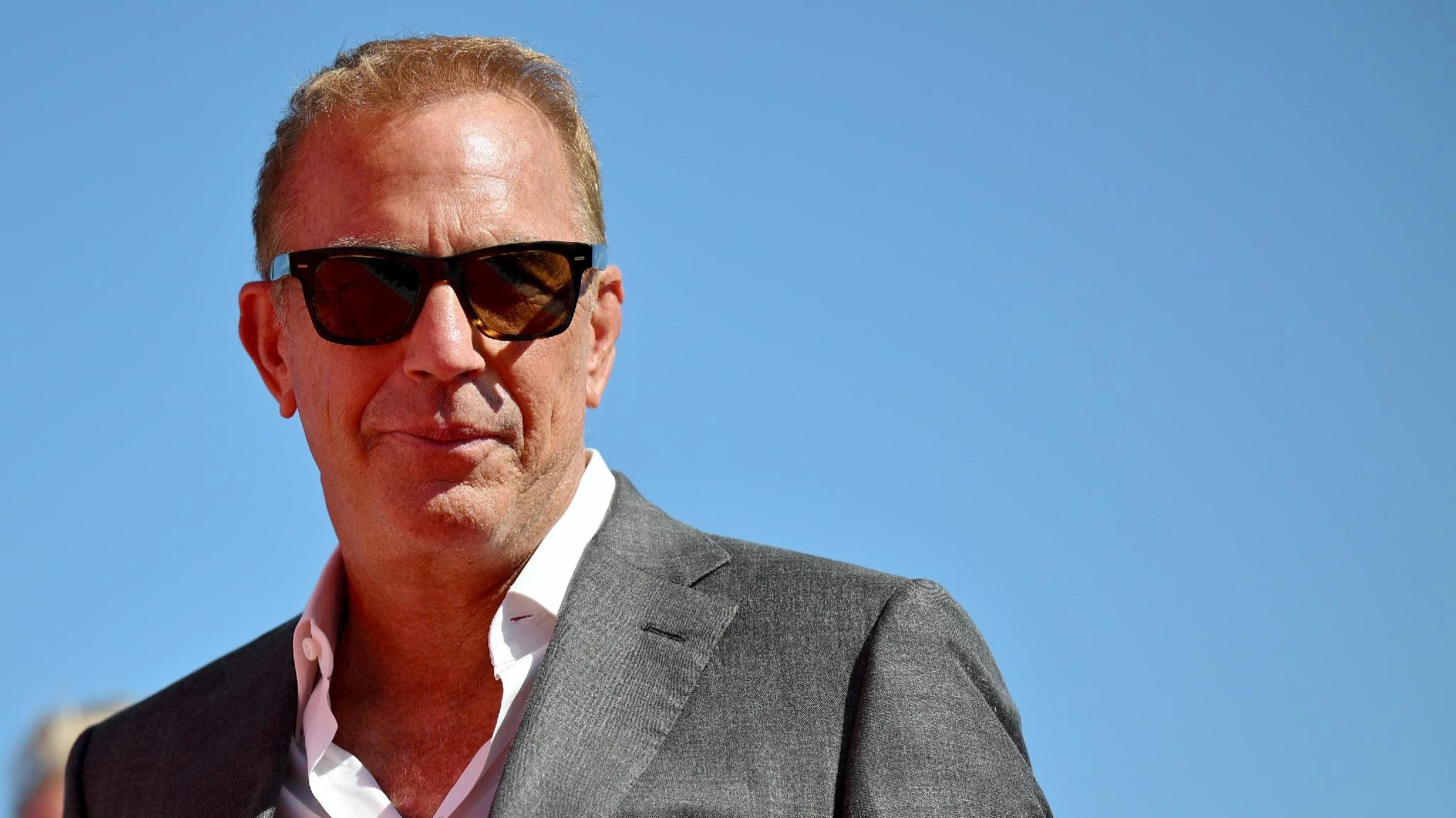 Una controfigura denuncia Kevin Costner per una scena di stupro non prevista sul set di 