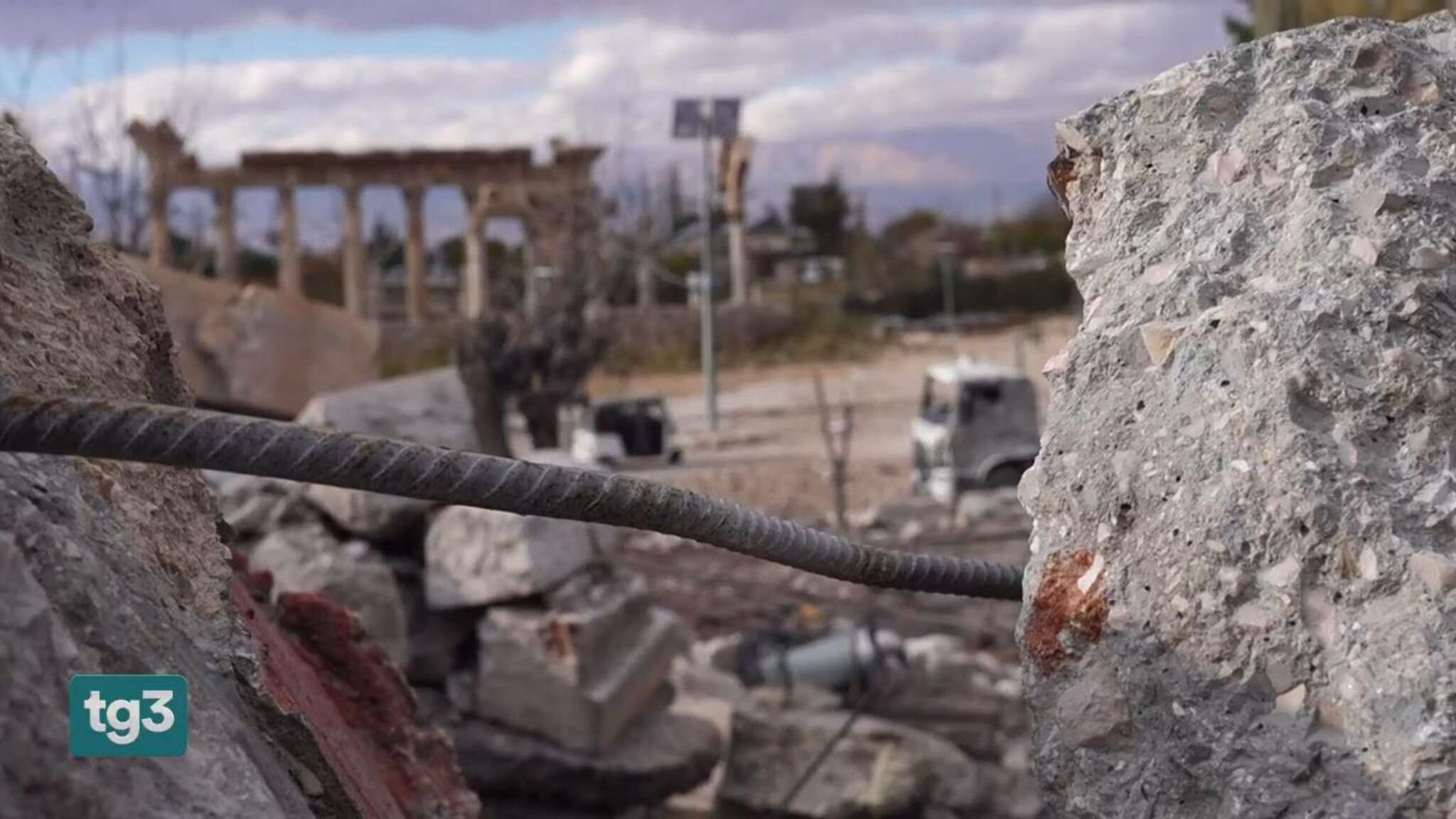 Libano: l’antichissima Baalbek, sfregiata dai bombardamenti, prova a sopravvivere