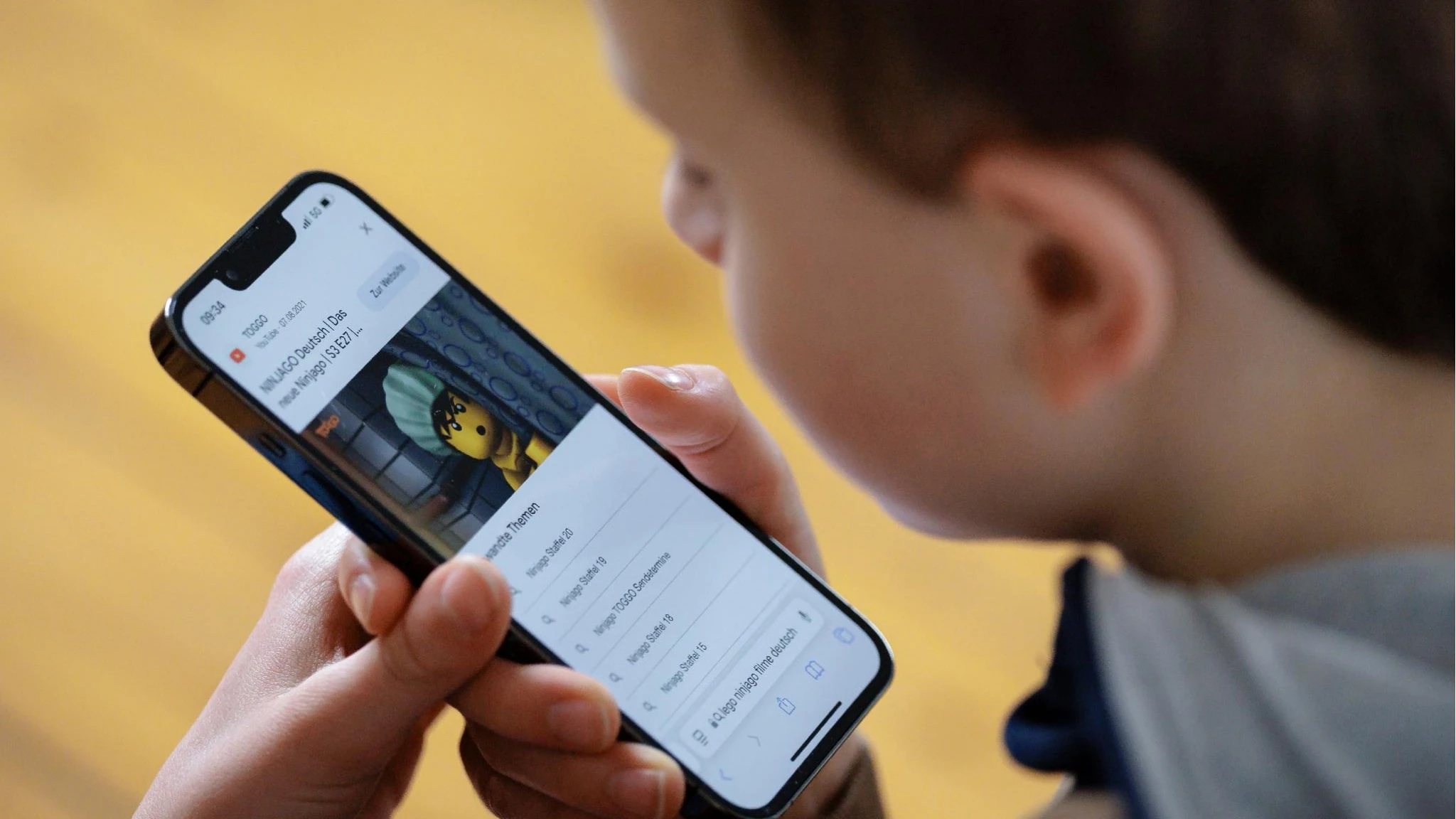 Tutela dei minori su Internet, l'Egitto pensa a una sim card per bambini