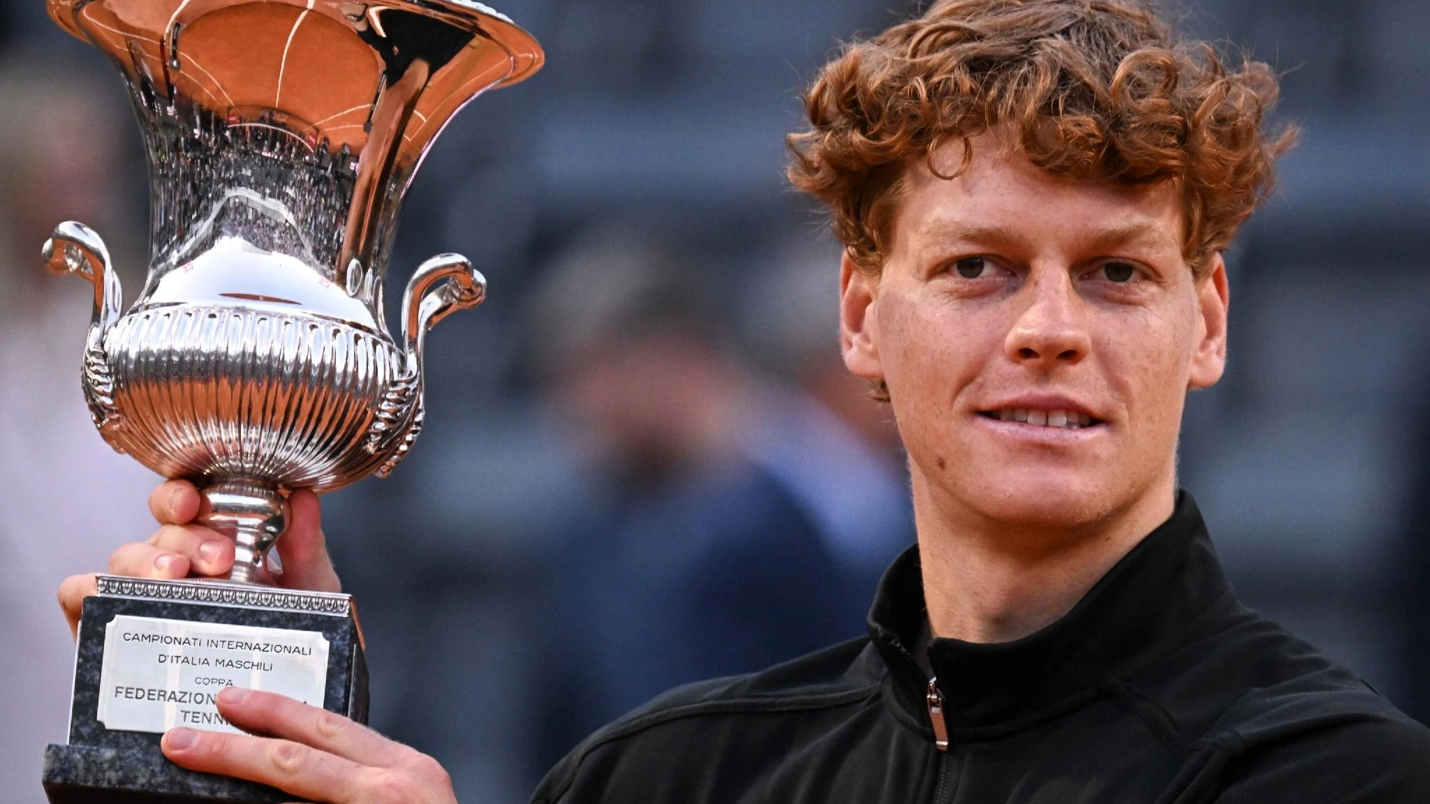 Sinner e i suoi fratelli: lo speciale Tg2 Dossier sul tennis italiano e sul numero uno del mondo 