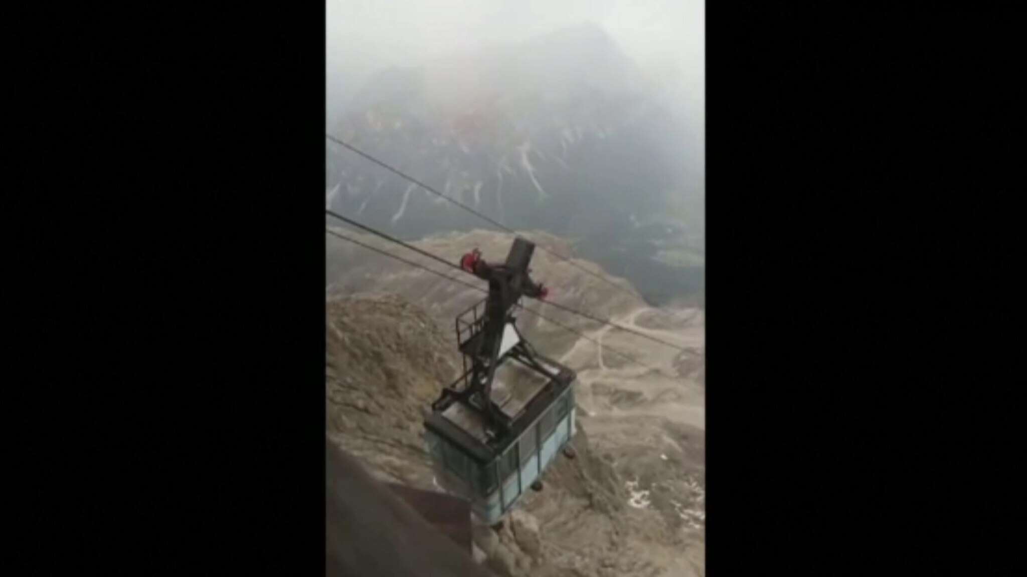 Momenti di terrore a Cortina per lo sganciamento di una cabina della funivia della Tofana - VIDEO