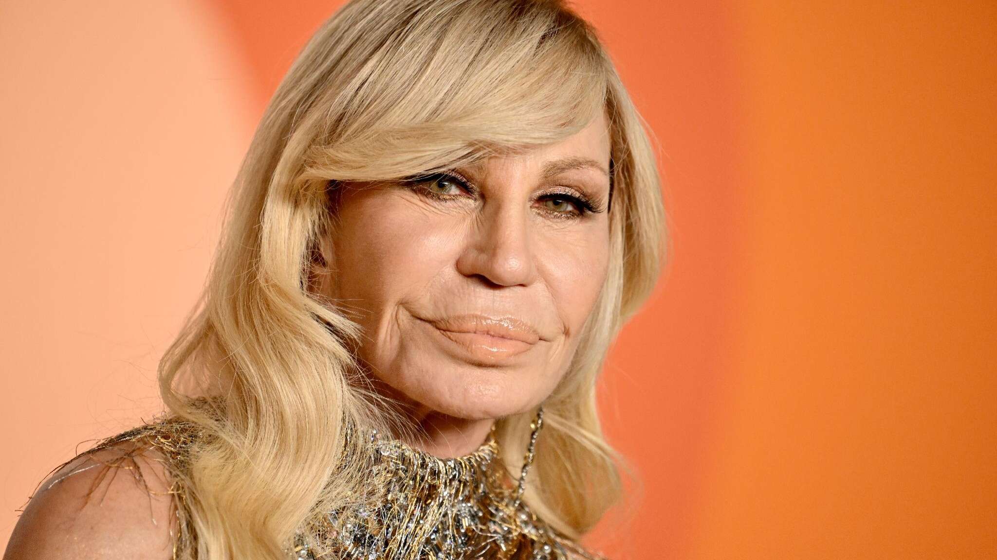 Versace, Donatella lascia il ruolo di direttore creativo. Alla guida arriva Dario Vitale da Miu Miu