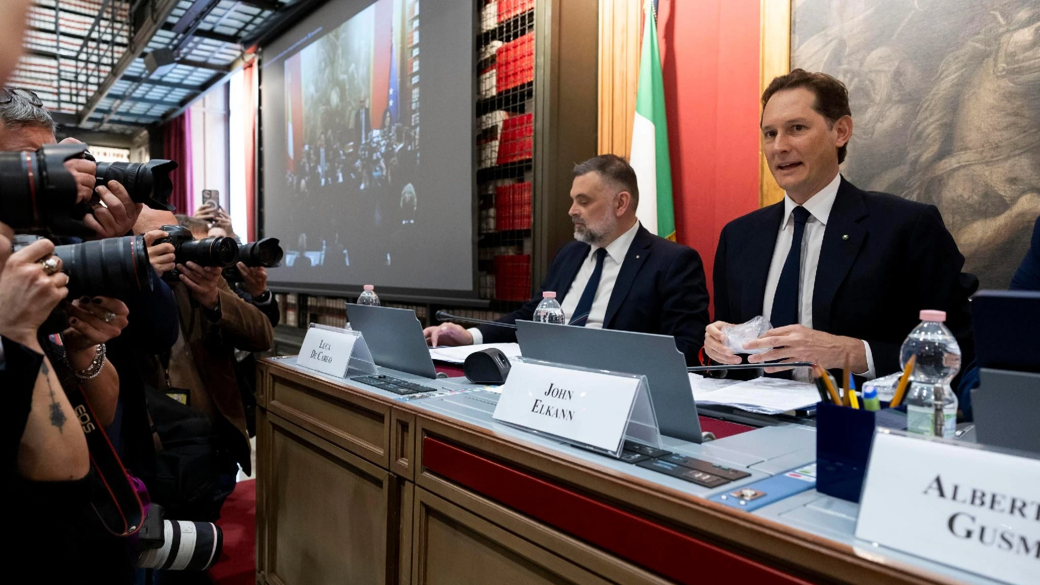 Elkann: “Stellantis lavora per restare competitiva. L’Ue ci dica se crede nell’industria dell'auto”