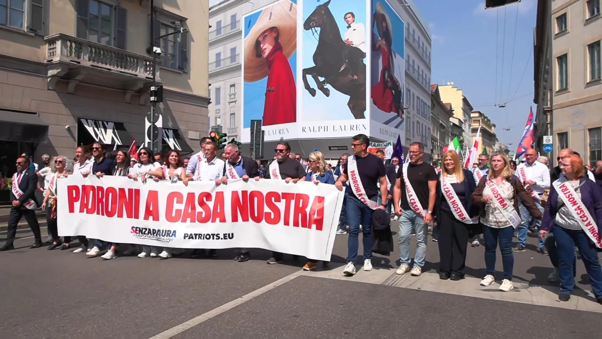 Corteo Lega a Milano, cori contro musulmani e von der Leyen