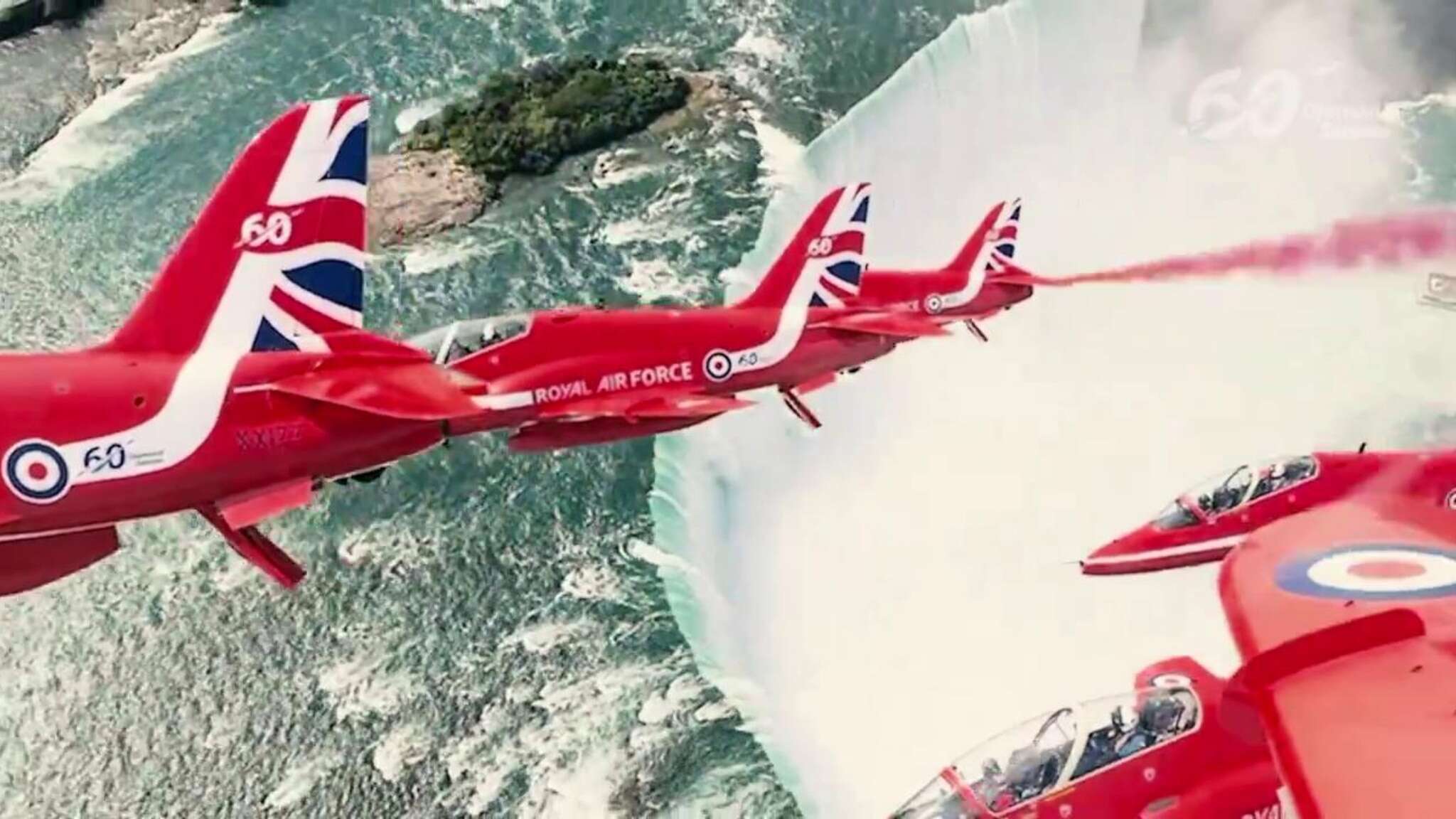 Le frecce della RAF volteggiano sulle cascate del Niagara, lo spettacolo dalla cabina di pilotaggio