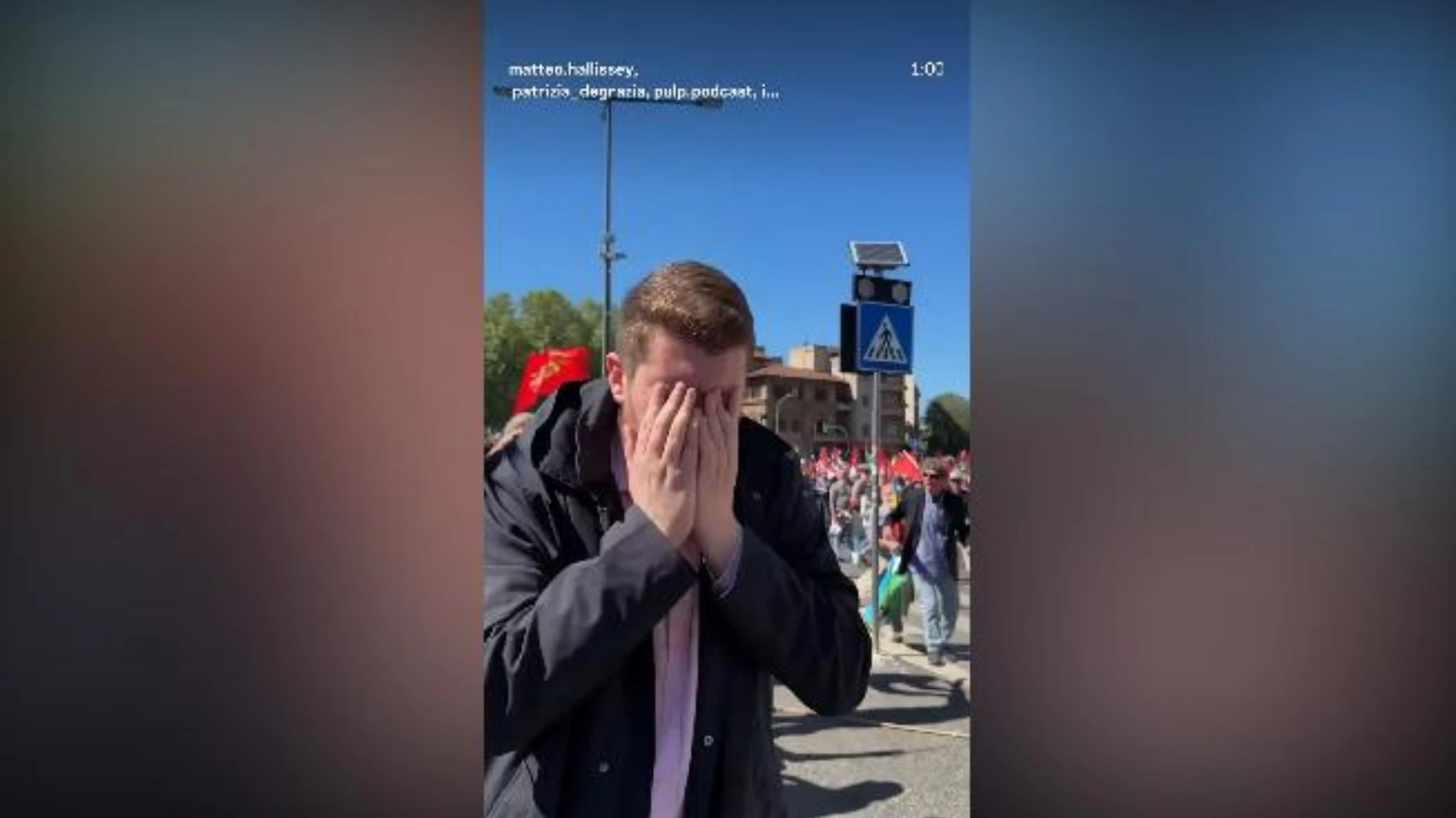 Roma, picchiati e aggrediti con spray al peperoncino per aver portato bandiere ucraine al corteo 