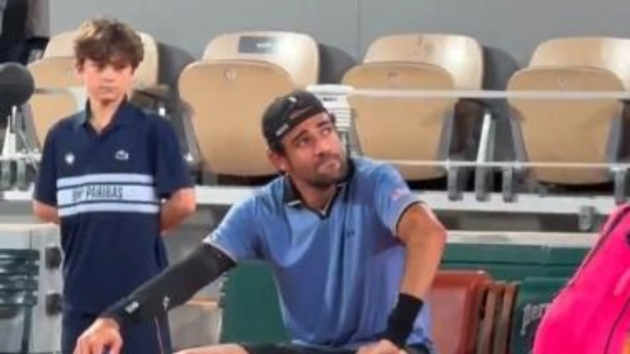 Berrettini in lacrime si ritira dal match: l'abbraccio con Matteo Arnaldi