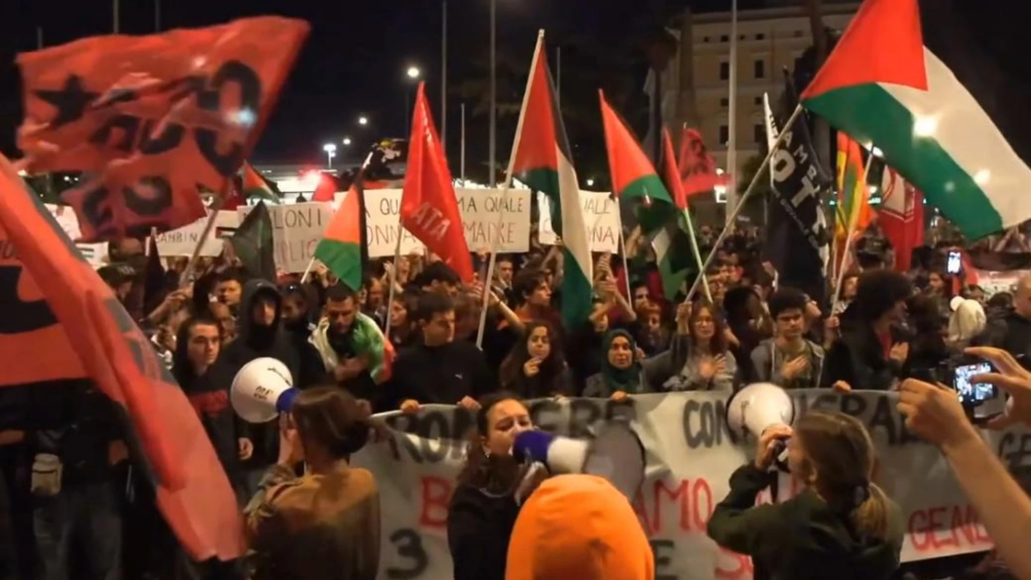 Flotilla, a Roma un fiume di gente da Termini verso Palazzo Chigi