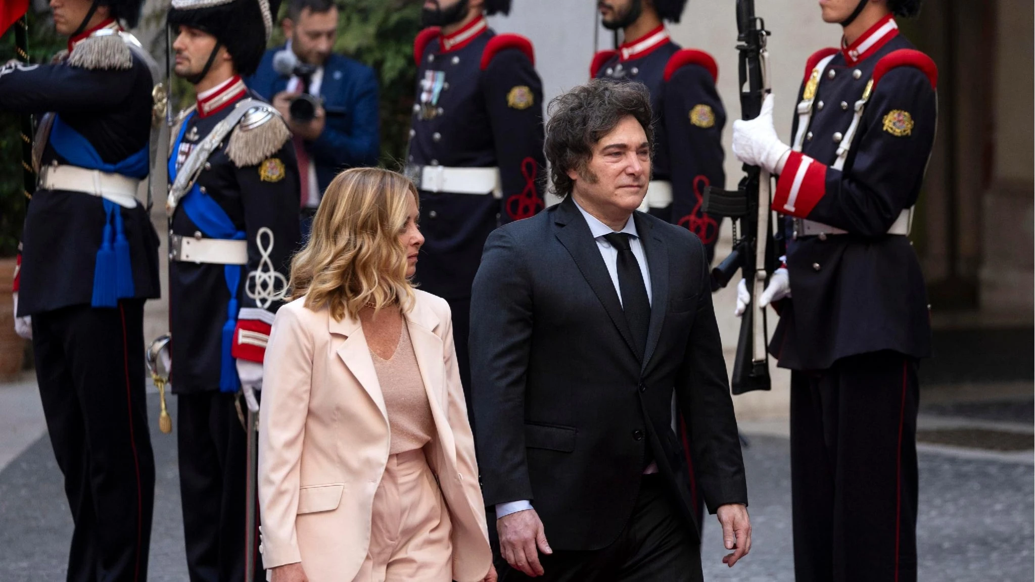 Milei a Roma, Meloni lo riceve a Palazzo Chigi: caloroso abbraccio tra i due leader