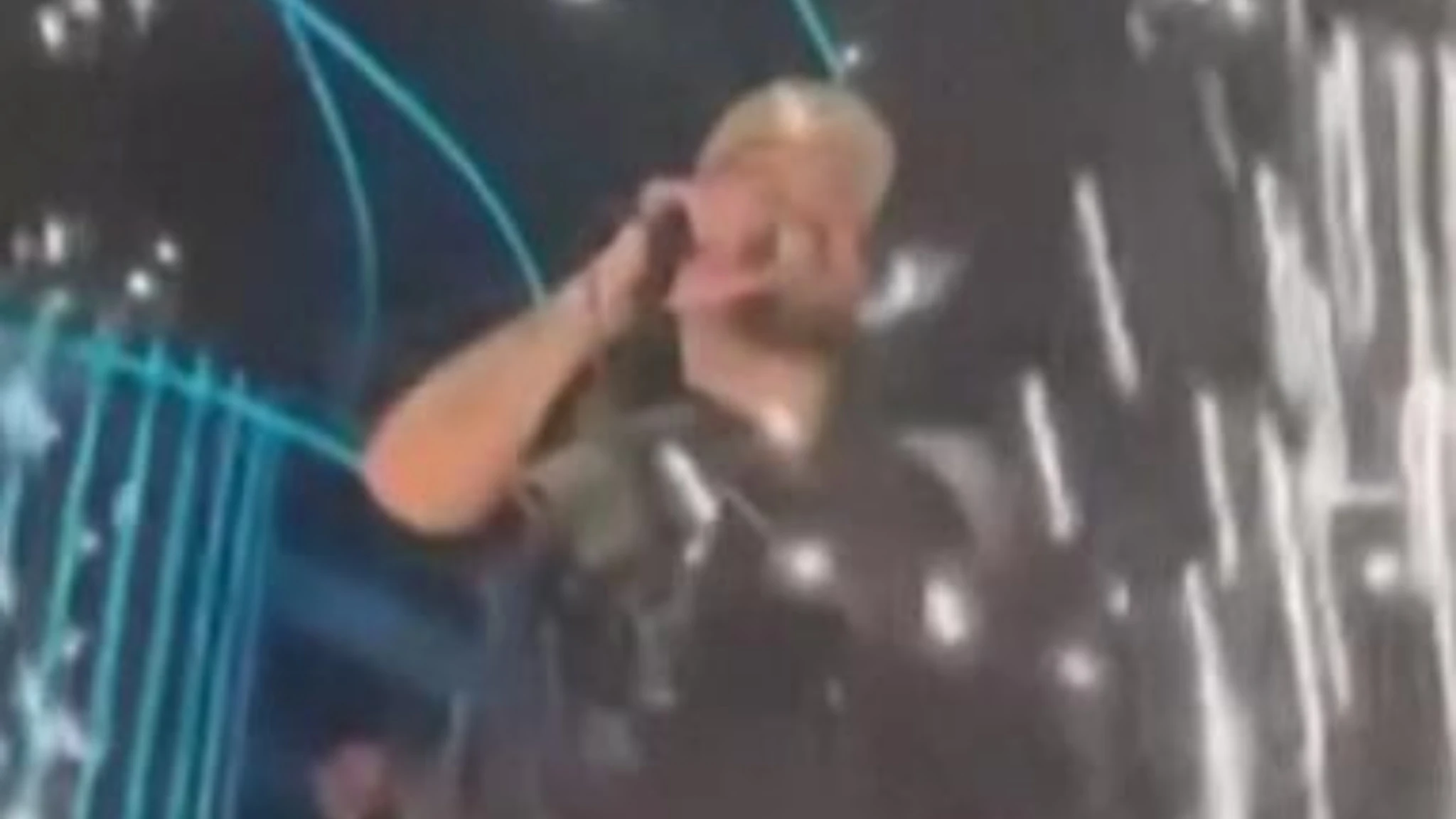 L'istante in cui il soffitto prende fuoco in discoteca a Kocani: video