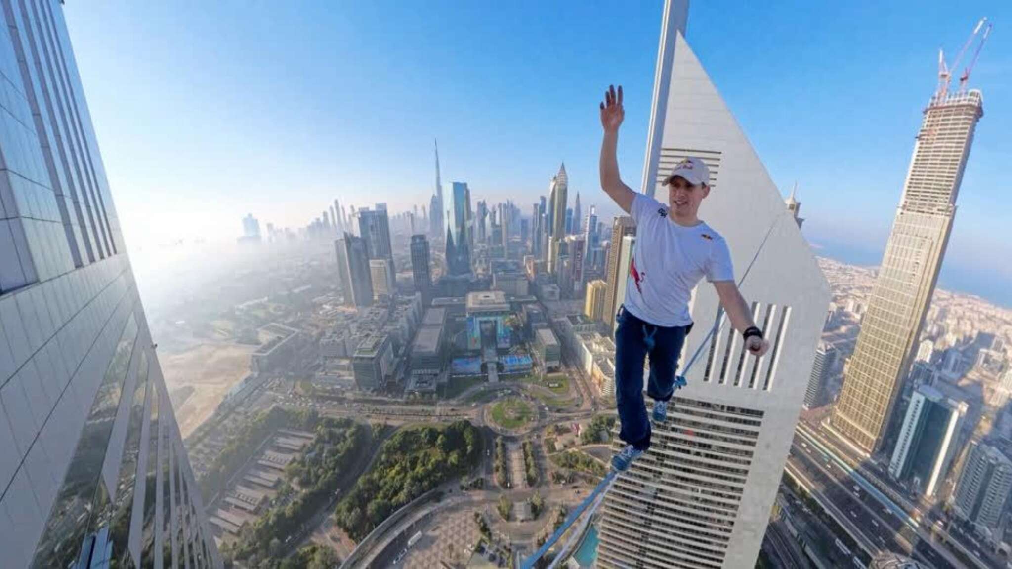 Nuova impresa di Jaan Roose, il campione di slackline cammina tra i grattacieli di Dubai